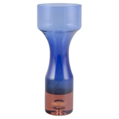 Bo Borgström for Åseda, Swedish glass artist. Art glass vase in blue and orange.