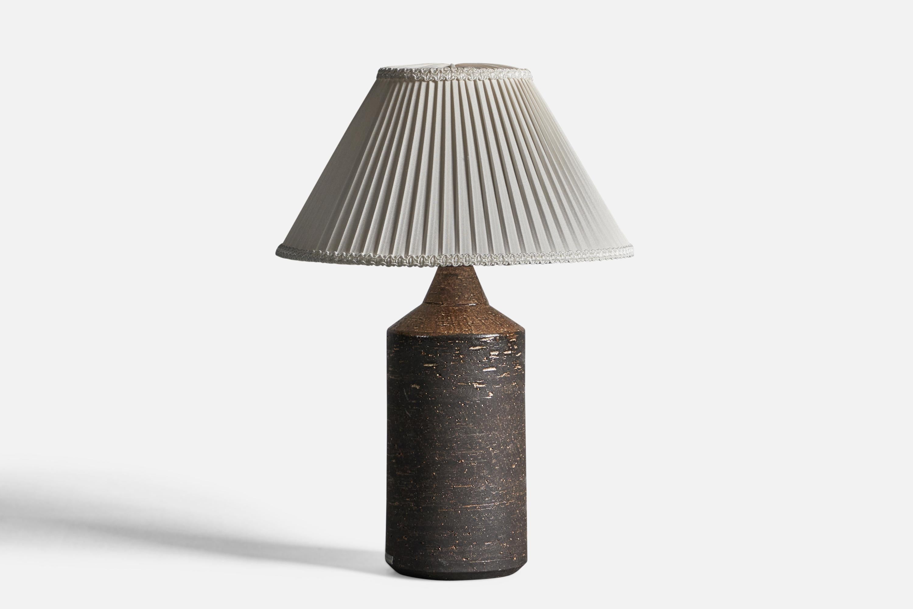 Lampe de table en grès semi-émaillé brun et tissu, conçue et produite par Bo Borgström, Suède, années 1960.

Dimensions globales (pouces) : 13
