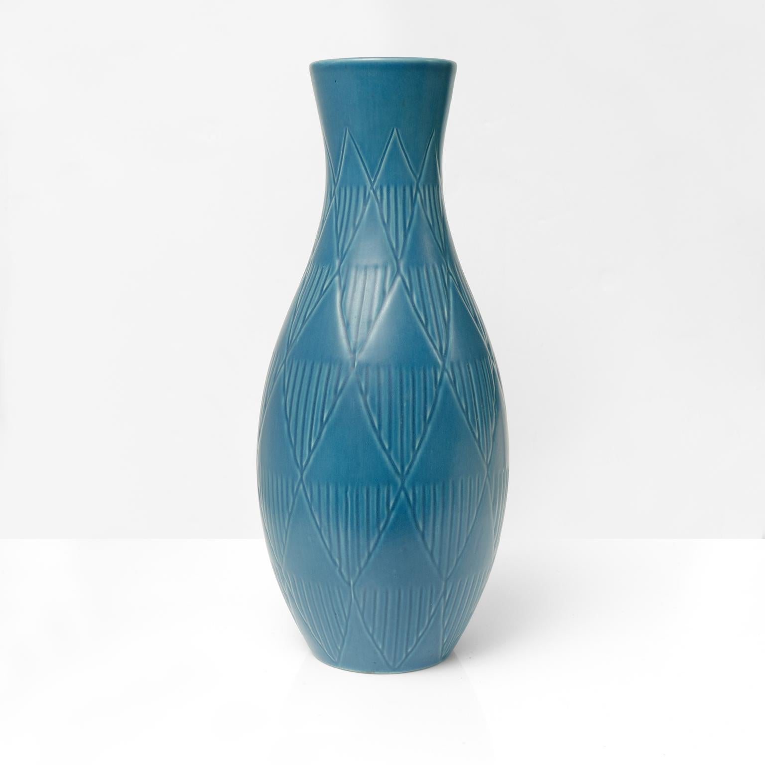 Bo Fajans blaue bauchige Keramikvase mit geometrischem Muster im Relief. Produziert von Bo Fajans, Schweden, ca. Ende der 1940er Jahre

Höhe: 18,5
