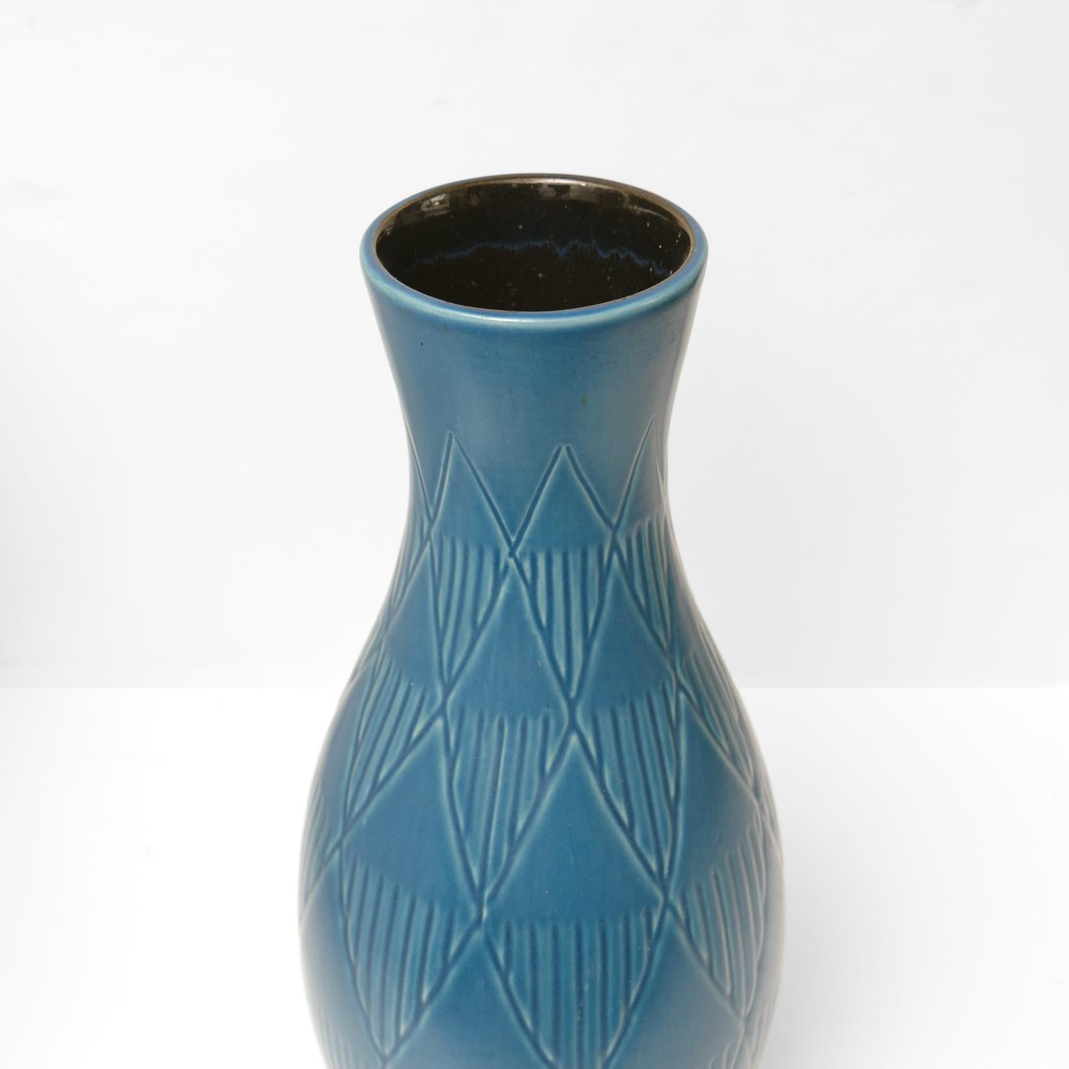 Scandinavian Modern Bo Fajans blue ceramic bulbous vase geometric pattern in relief, Sweden 1940 For Sale