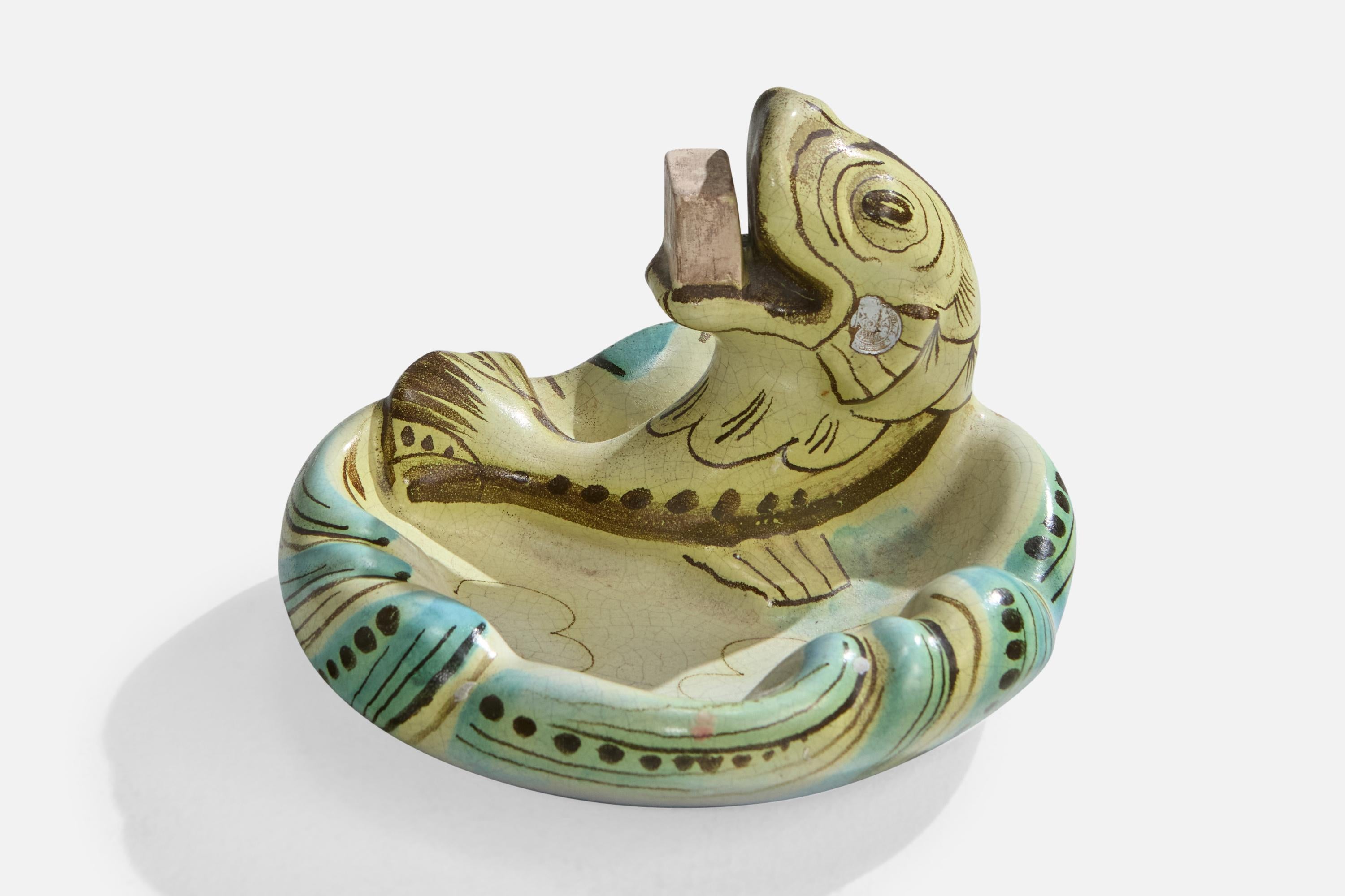 Plato de cerámica pintado a mano con escultura de pez, fabricado por Bo Fajans, Suecia, c. 1940.

Tres pérdidas invisibles e insignificantes de vidriado en la parte inferior.

Dimensiones: 5,5