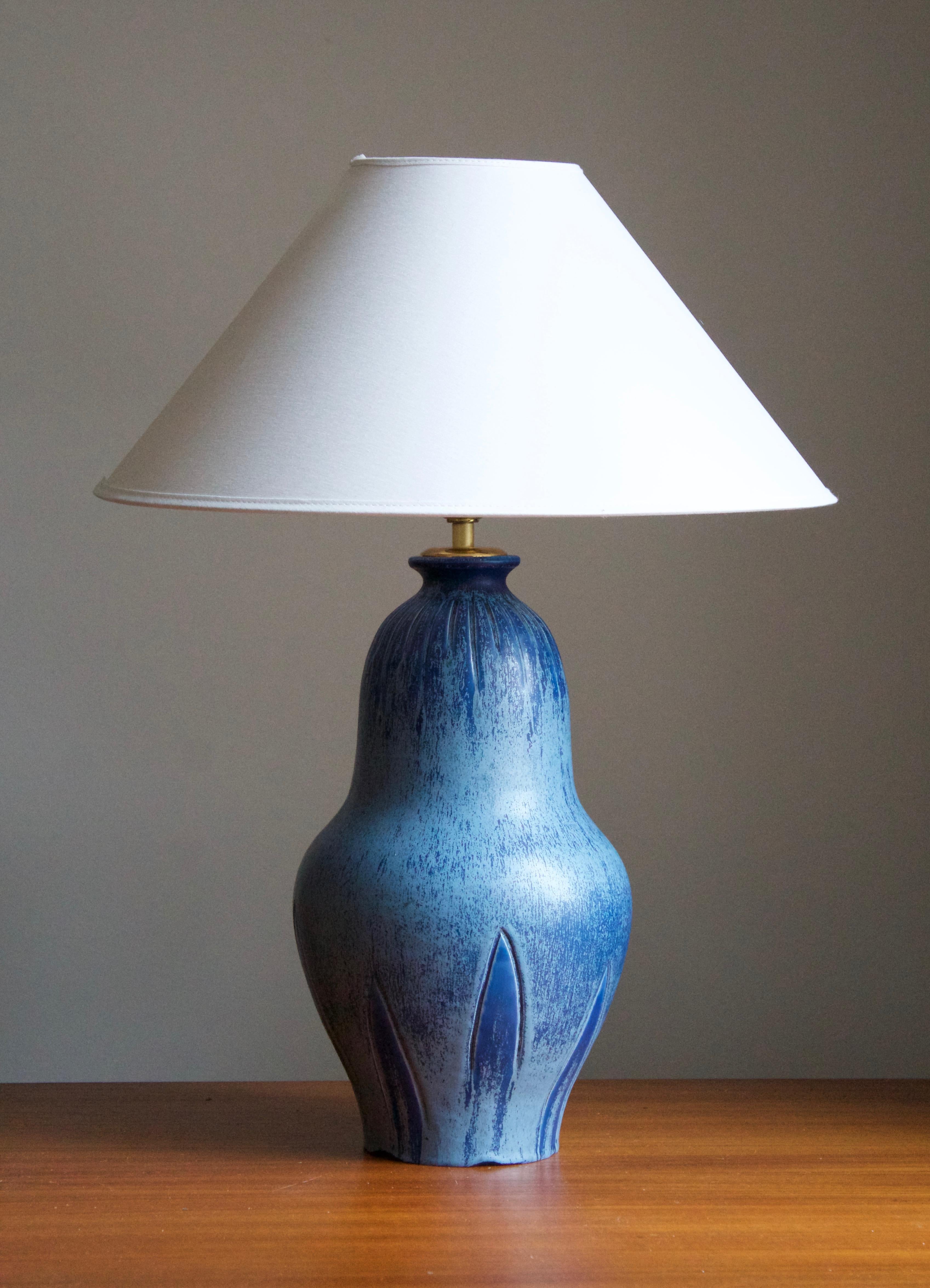 A large early modernist table lamp. Bo Fajans, Sweden, 1930s. Marked. Features finely glazed earthenware or stoneware, with simple incised decoration.

Lampshade not included. Stated dimensions excluding lampshade. 

Other designers of the