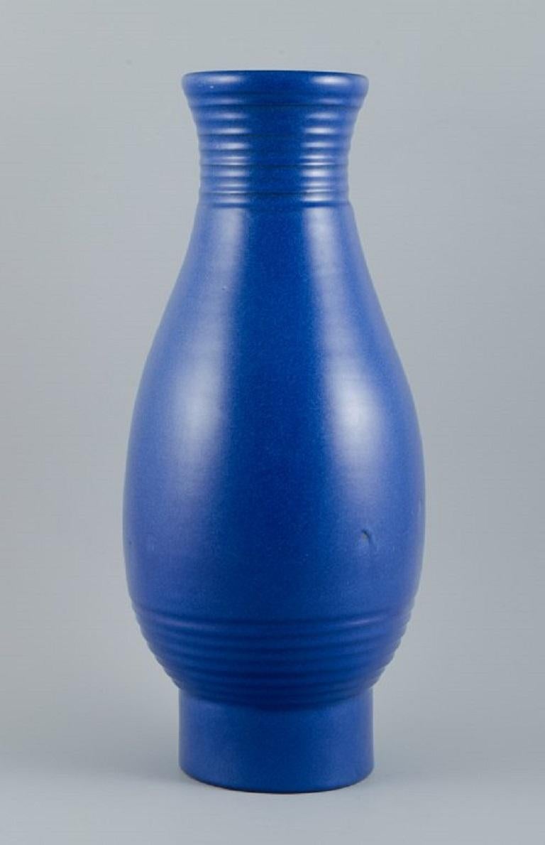 Scandinave moderne Bo Fajans, Suède. Grand vase en céramique à glaçure bleue.  en vente