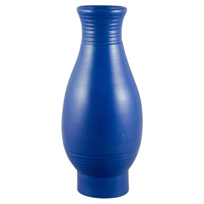 Bo Fajans, Suède. Grand vase en céramique à glaçure bleue.  en vente