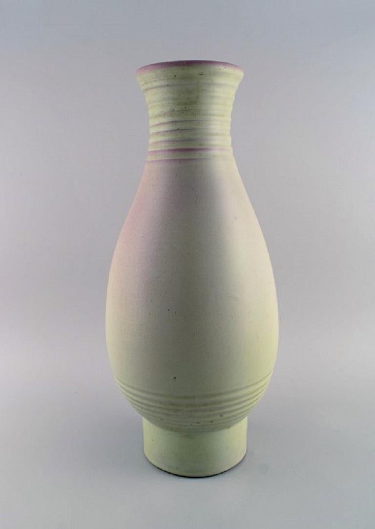 Bo fajans, Sweden. Large vase in glazed ceramics. Grooved design, 1960s.
Measures: 46.5 x 21 cm.
In excellent condition.
Signed.