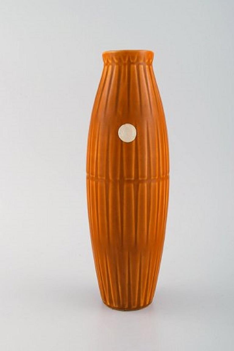 Bo Fajans, Sweden. Vase in glazed ceramics with ribbed body. Beautiful glaze in dark orange shades, 1960s-1970s.
Measures: 24.5 x 8.2 cm.
In excellent condition.
Stamped.