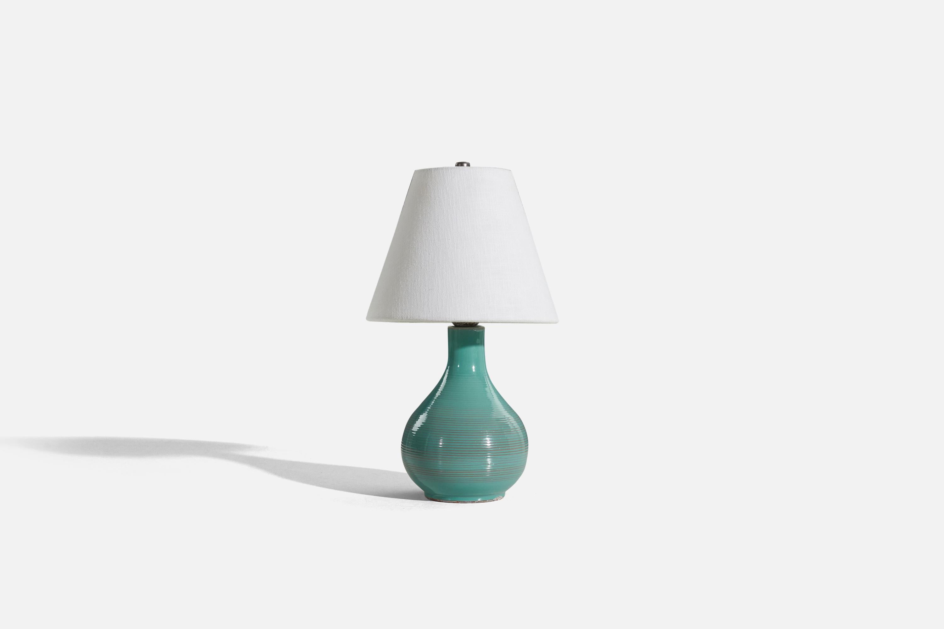 Lampe de table en faïence émaillée bleue, conçue et produite par Bo Fajans, Suède, années 1930. 

Vendu sans abat-jour. 
Dimensions de la lampe (pouces) : 7.125 x 5,5 x 5,5 (H x L x P)
Dimensions de l'abat-jour (pouces) : 4 x 8 x 6.75 (T x B x