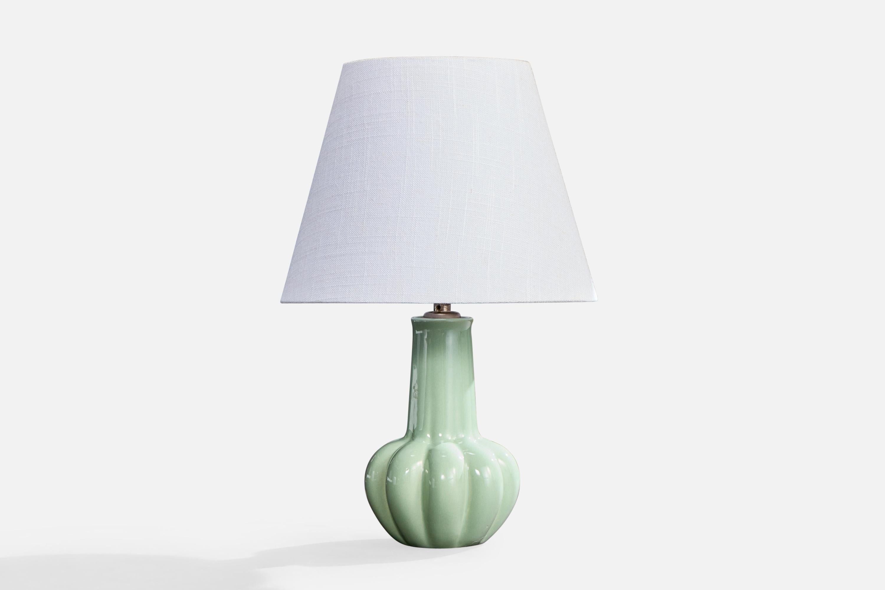 Grün glasierte Keramik-Tischlampe von Bo Fajans, Schweden, ca. 1930er Jahre.

Gesamtabmessungen (Zoll): 10 