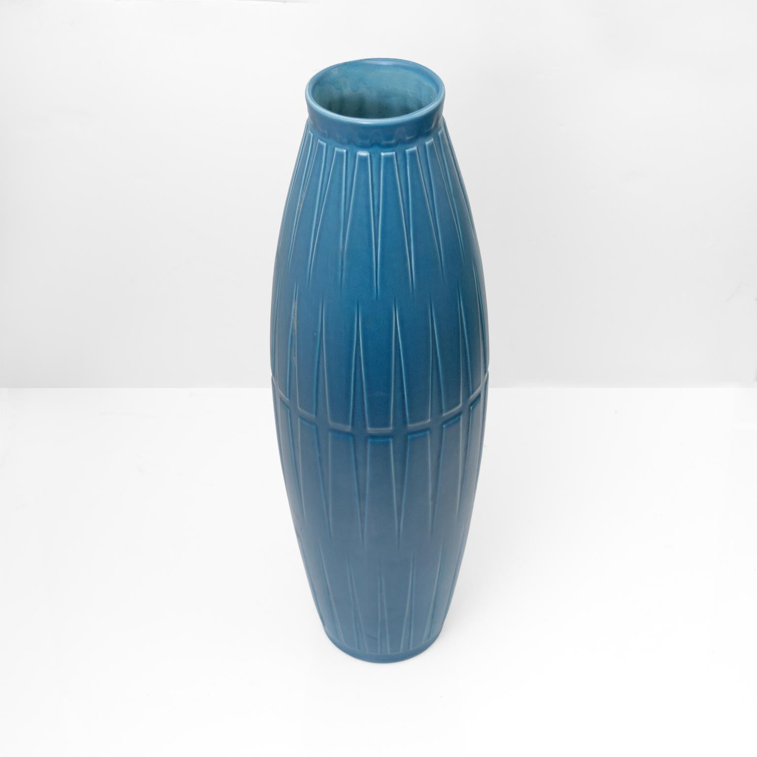 Un grand vase élégant en céramique bleue avec un motif géométrique en relief. Produit par Bo Fajans (1874-1967) Suède, vers la fin des années 1940

Hauteur : 19.25