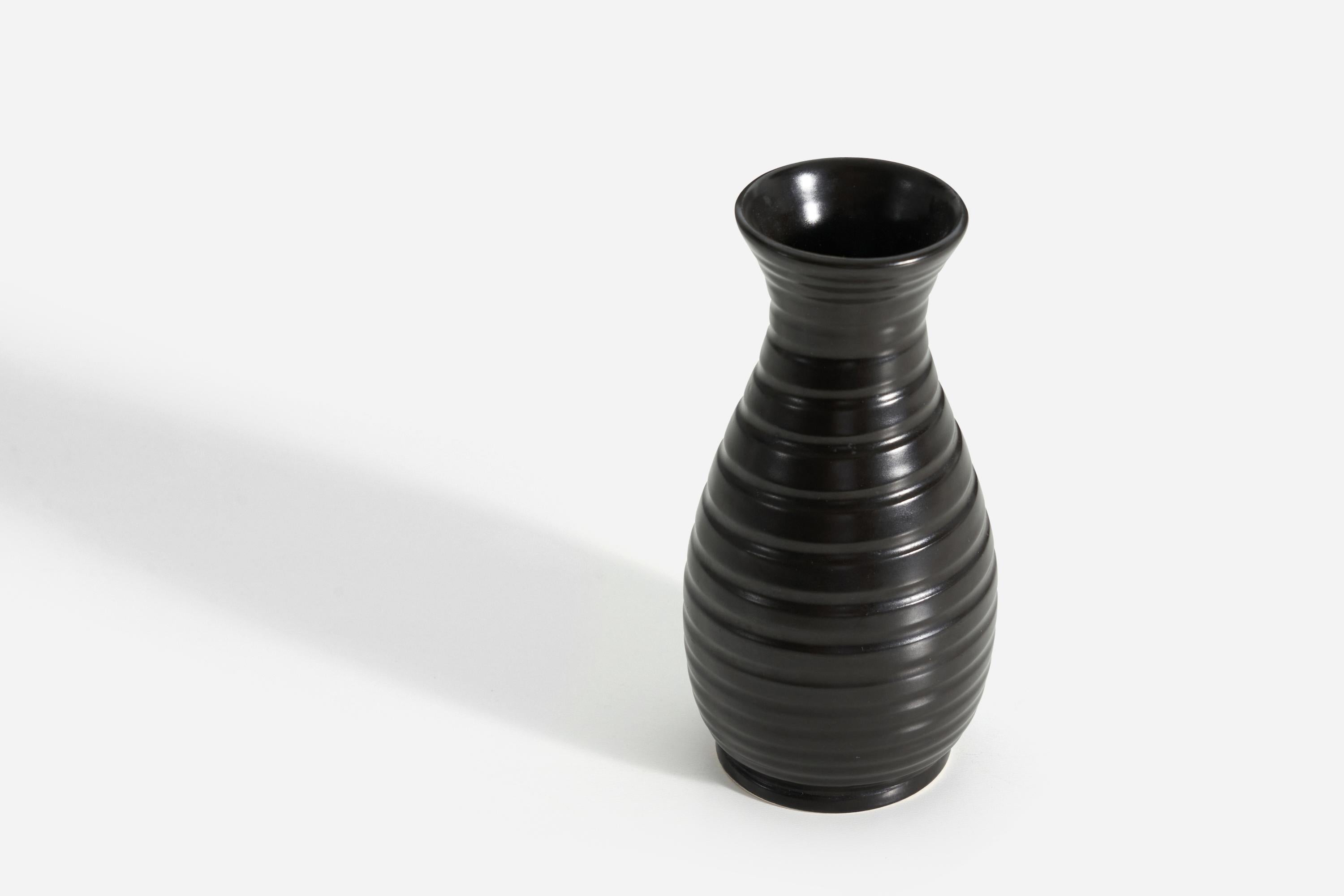 Bo Fajans, Vase, Black-Glazed Earthenware, Sweden, c. 1940s In Good Condition For Sale In High Point, NC