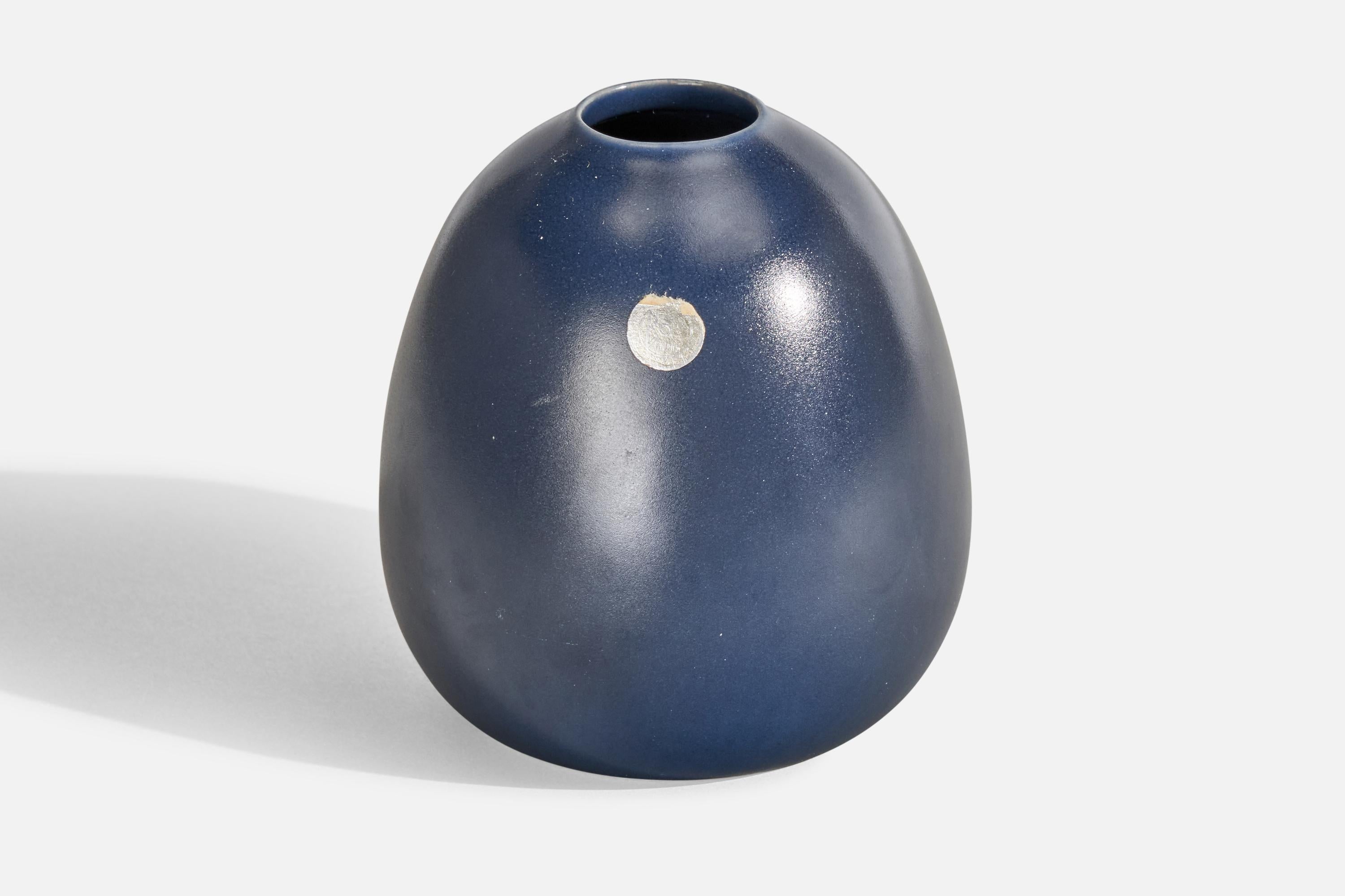 Vaso in ceramica smaltata blu prodotto da Bo Fajans, Gefle, Svezia, anni '40 circa.
