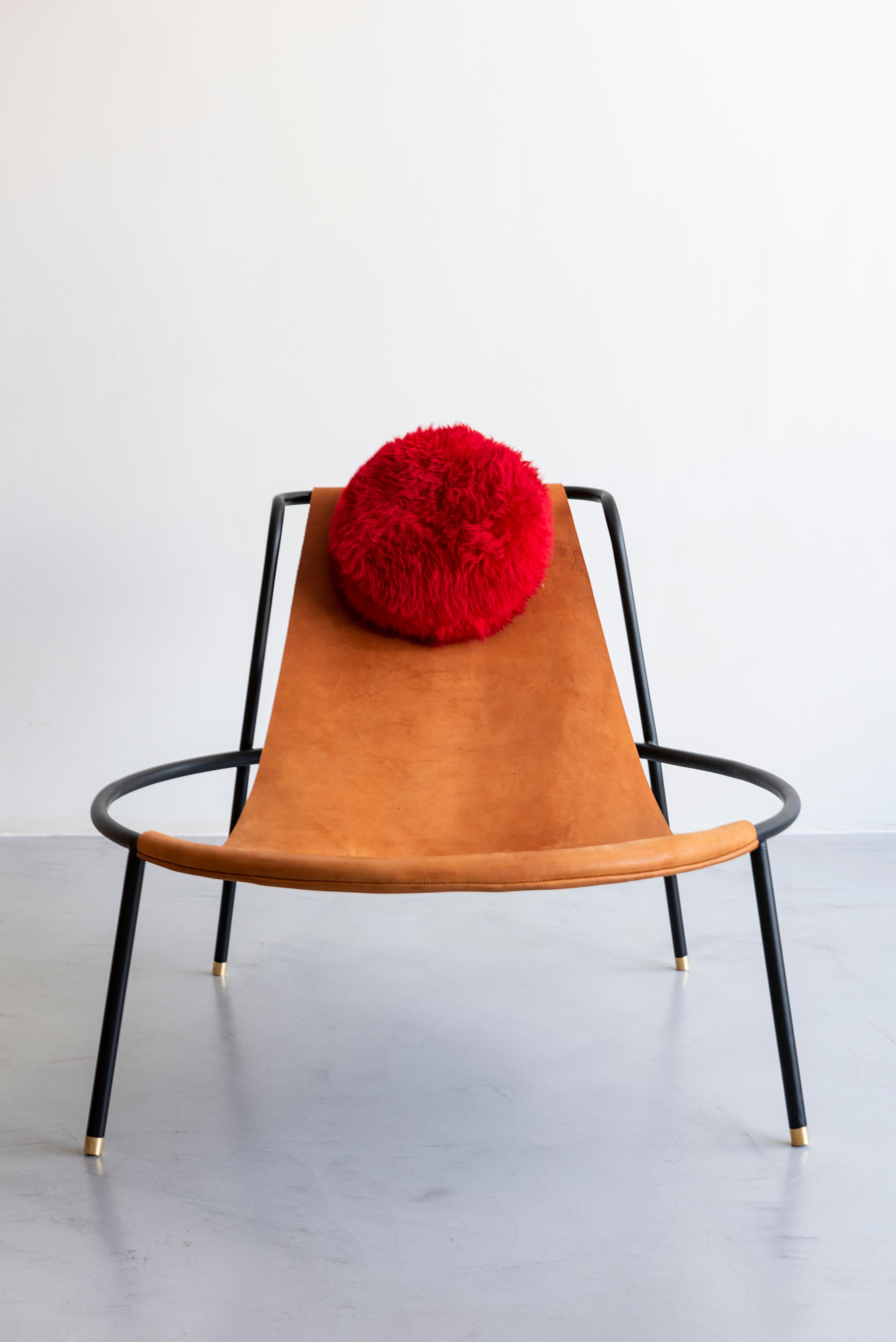 With a strong influence of the furniture designs of Lina Bo Bardi, Paulo Mendes da Rocha and Flávio de Carvalho this chair has a low and relaxed seating. The 90cm diameter circle imparts an aesthetic force of extreme lightness and geometric purism.