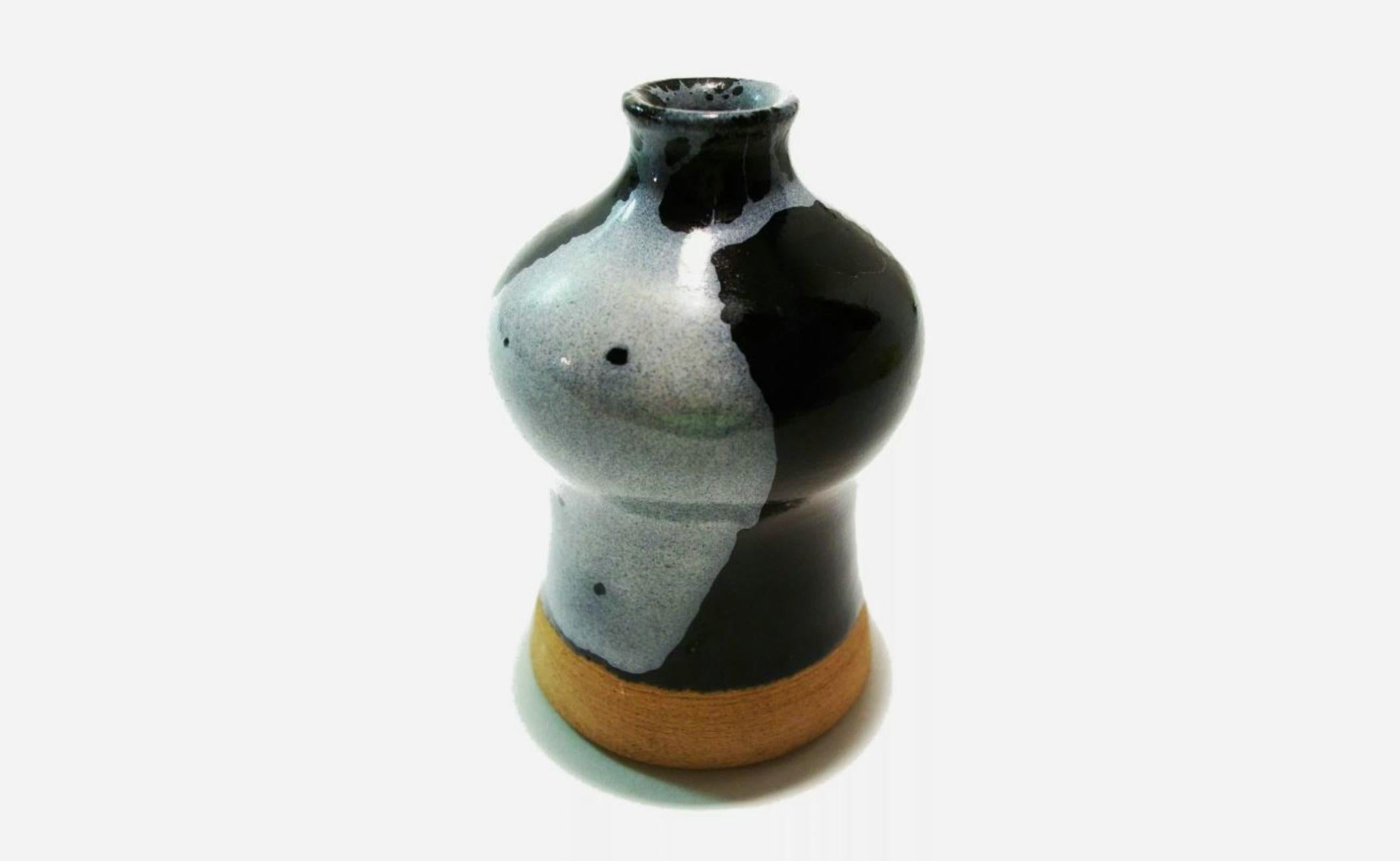 BO MELANDER - Vaso a bocciolo in ceramica smaltata dello Studio Pottery della metà del secolo scorso - firmato/impresso il nome e il paese sulla base - Danimarca - anni '60 circa.

Condizioni vintage eccellenti - nessuna perdita - nessun danno -