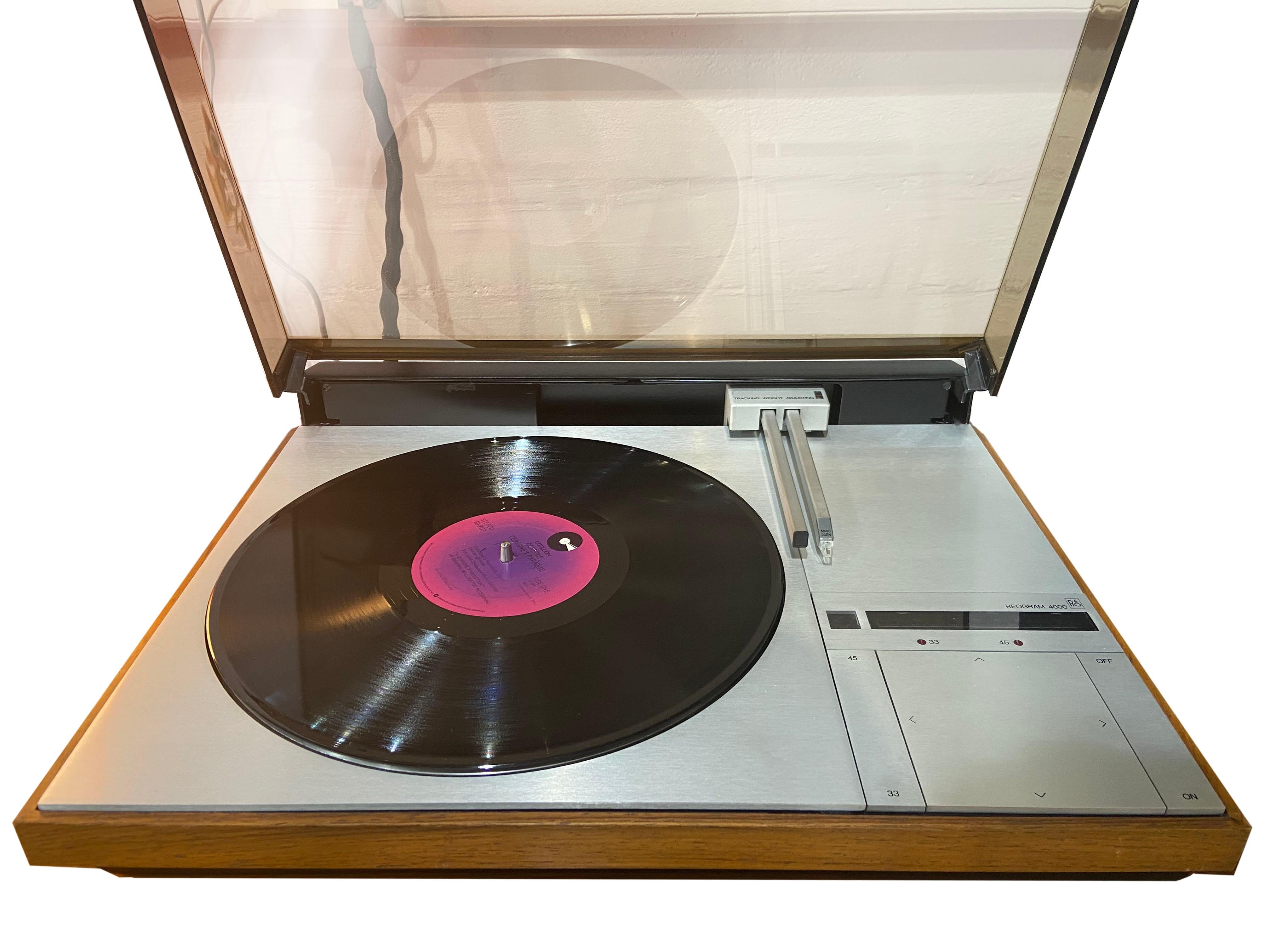 Bang & Olufsen
mythical Beogram 4000
tangential arm turntable
new condition
revised
circa 1980
rosewood / stainless steel
B&O is currently reissuing a series from 10 to more than 8000 euros.