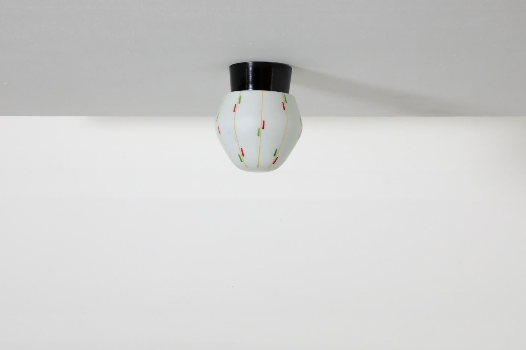 Mid-Century moderno Bo-Niko 1960 Sconce in vetro al latte con grafica stampata multicolore in vendita