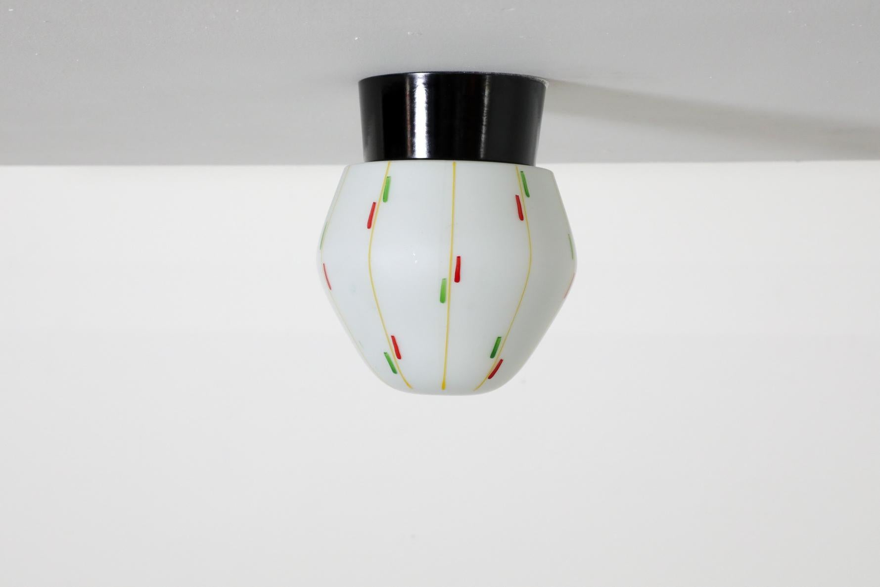 Belga Bo-Niko 1960 Sconce in vetro al latte con grafica stampata multicolore in vendita