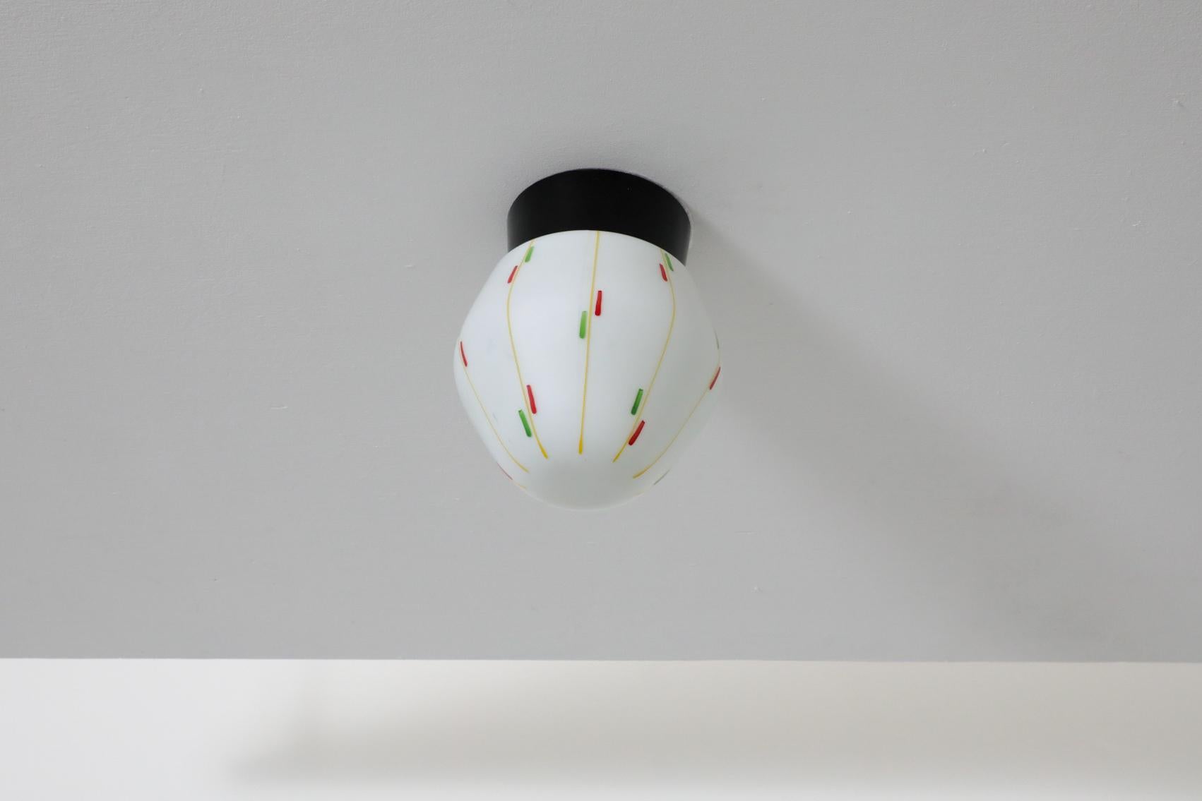 Bo-Niko 1960 Sconce in vetro al latte con grafica stampata multicolore In condizioni buone in vendita a Los Angeles, CA