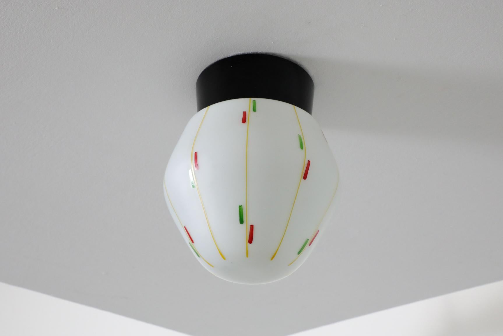 XX secolo Bo-Niko 1960 Sconce in vetro al latte con grafica stampata multicolore in vendita