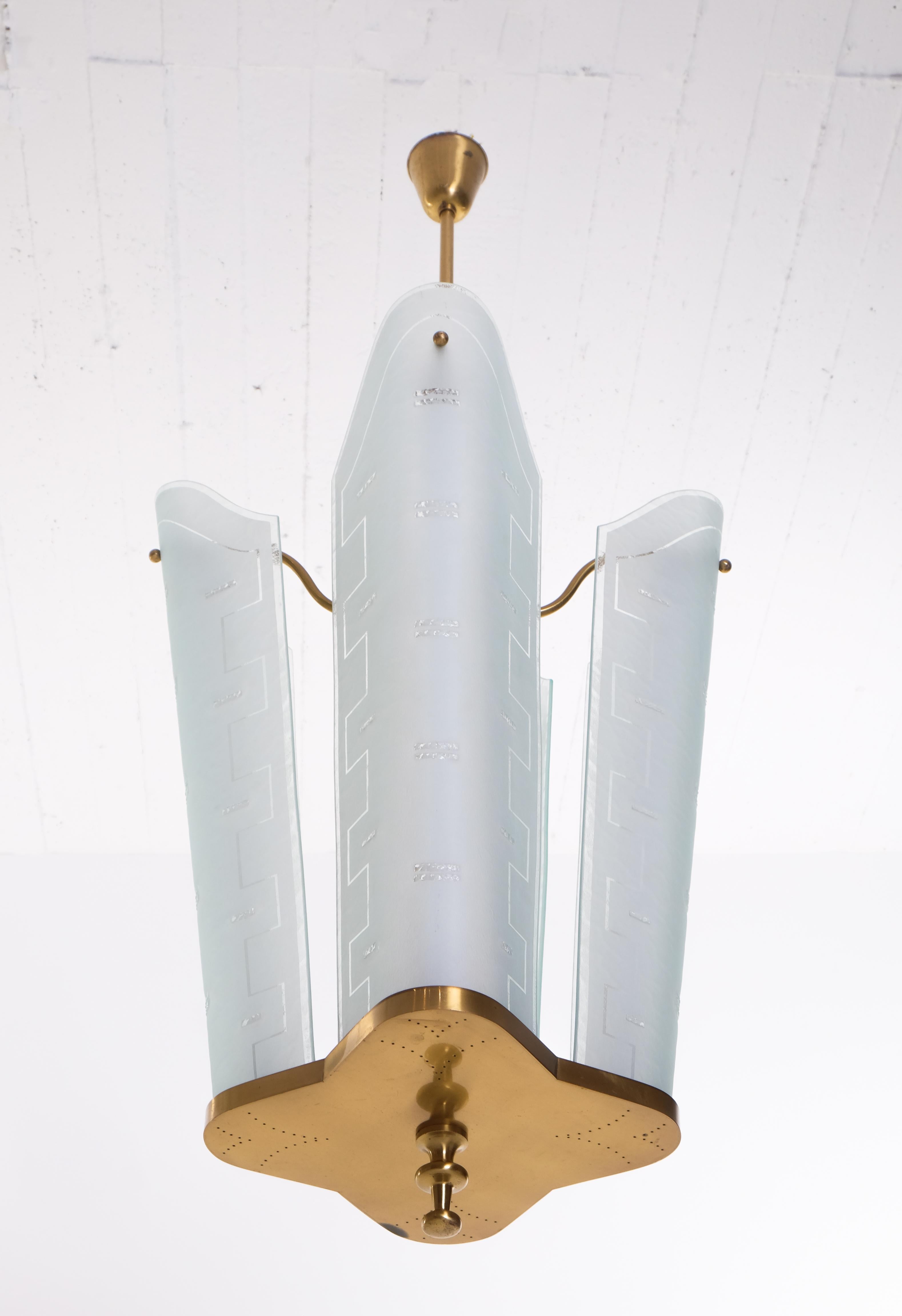 Très rare ensemble de 2 plafonniers Bo Notini produits par Glössner AB, Suède, années 1950. 
Remarque : le prix indiqué est celui d'une personne seule. Laiton perforé et abat-jour en verre gravé.