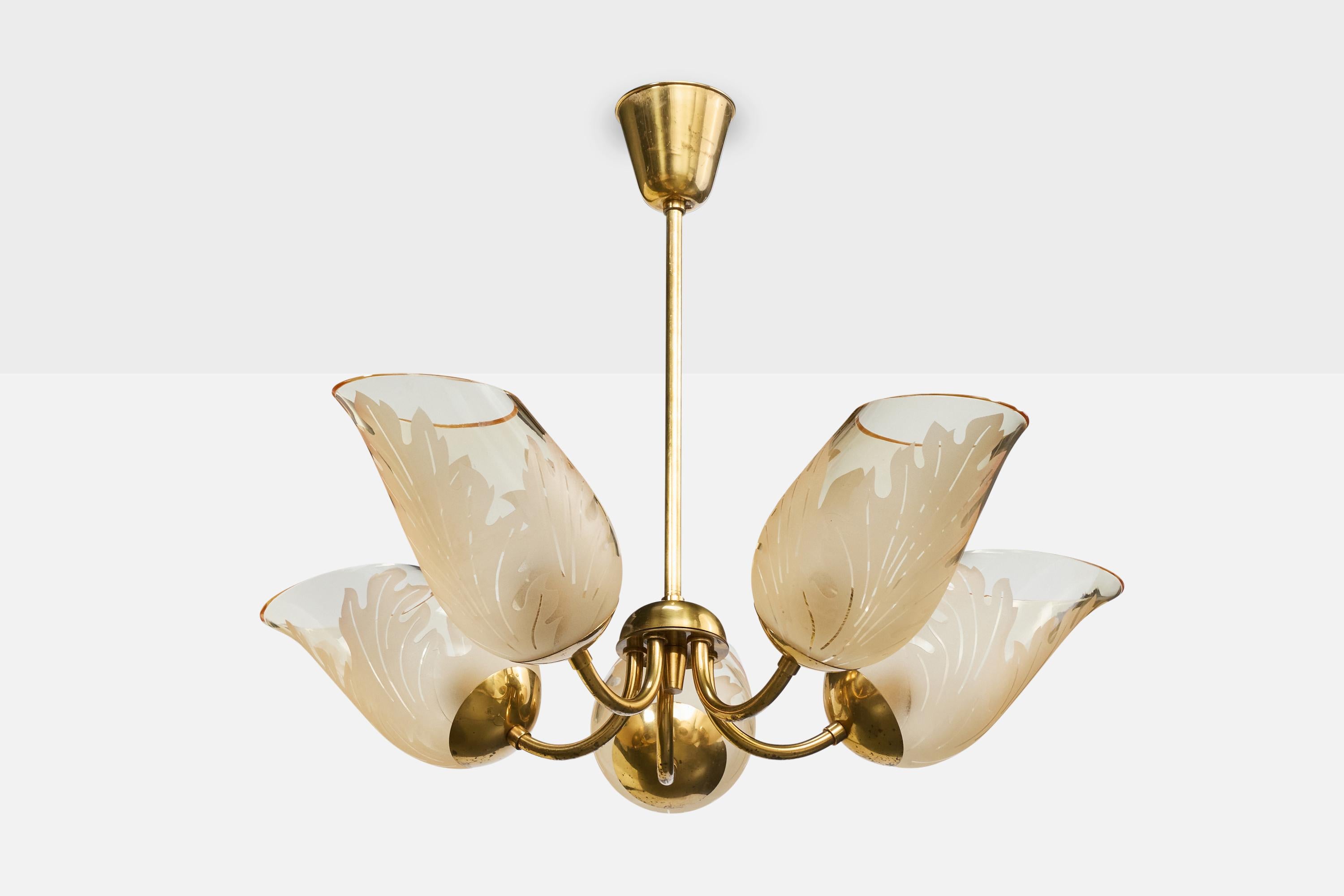 Lustre en laiton et verre gravé conçu par Bo Notini et produit par Glössner, Suède, vers les années 1940.

Dimensions globales (pouces) : 20.25 