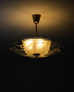 Lustre en verre gravé et laiton de Bo Notini, Suède, années 1940
