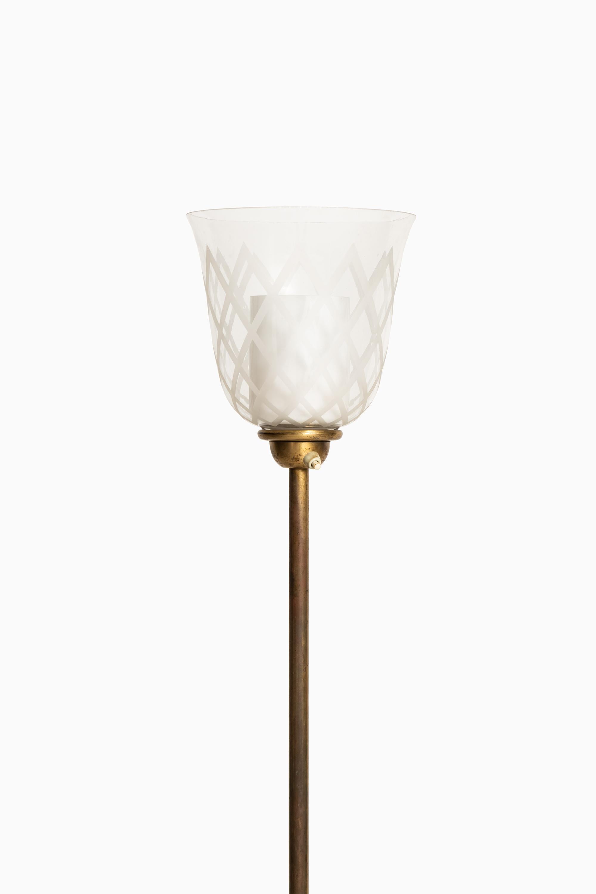 Rare floor lamp / uplight designed by Bo Notini. Produced by Glössner & Co. in Sweden.