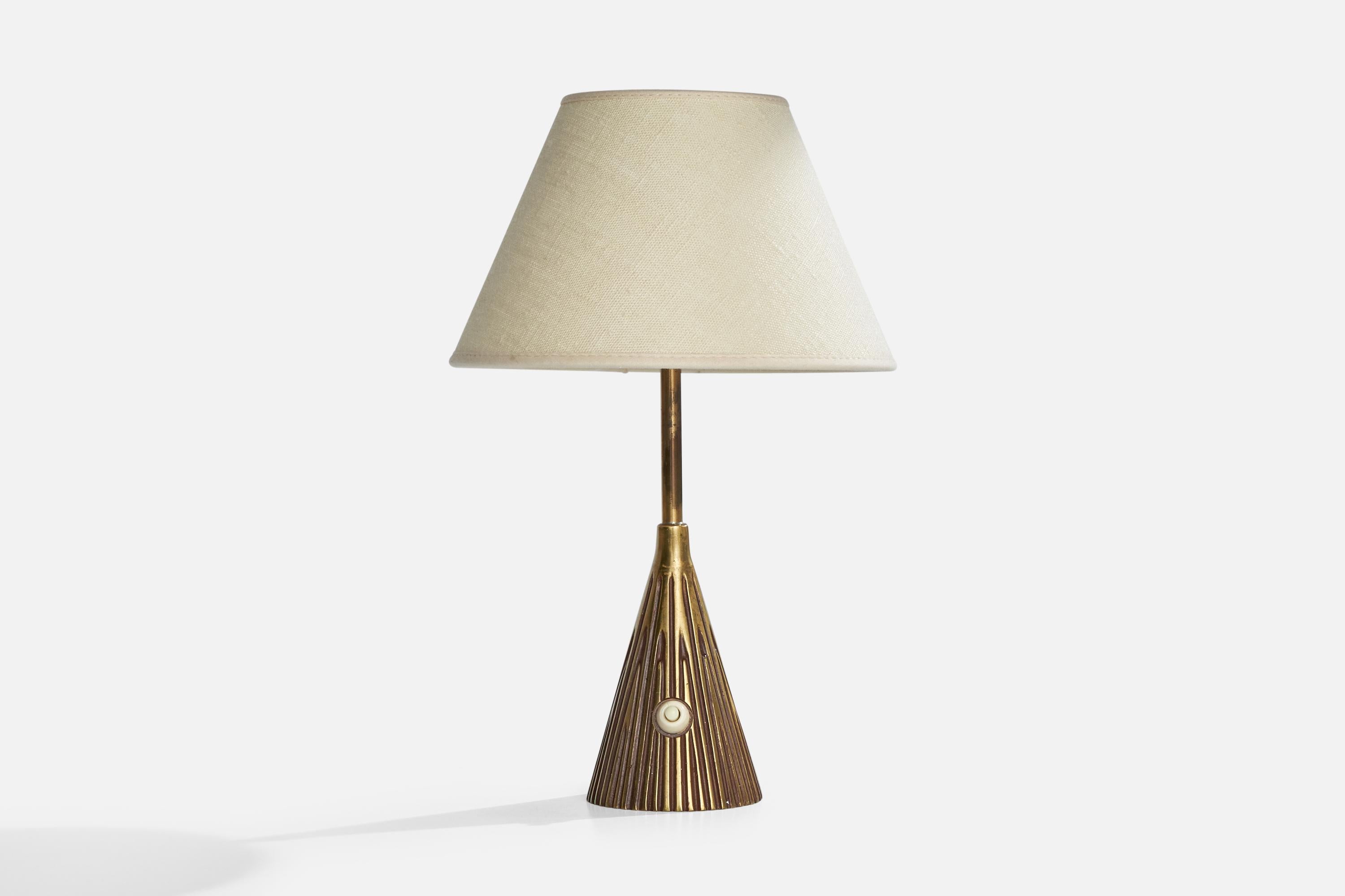 Lampe de table en laiton conçue par Bo Råman et produite par ASEA, Suède, vers les années 1950.

Dimensions de la lampe (pouces) : 10.25