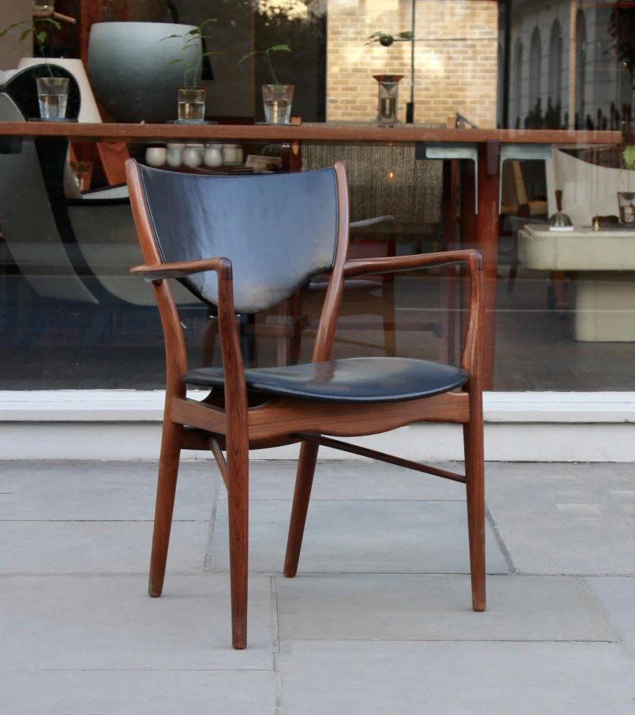 Dieser Sessel ist eine spätere Neuauflage von Juhls Originalentwurf, die für einen größeren Markt produziert wurde. Unter Beibehaltung der schönen kantigen Details ist dieser Stuhl quadratischer als sein früheres Geschwisterchen. Darüber hinaus