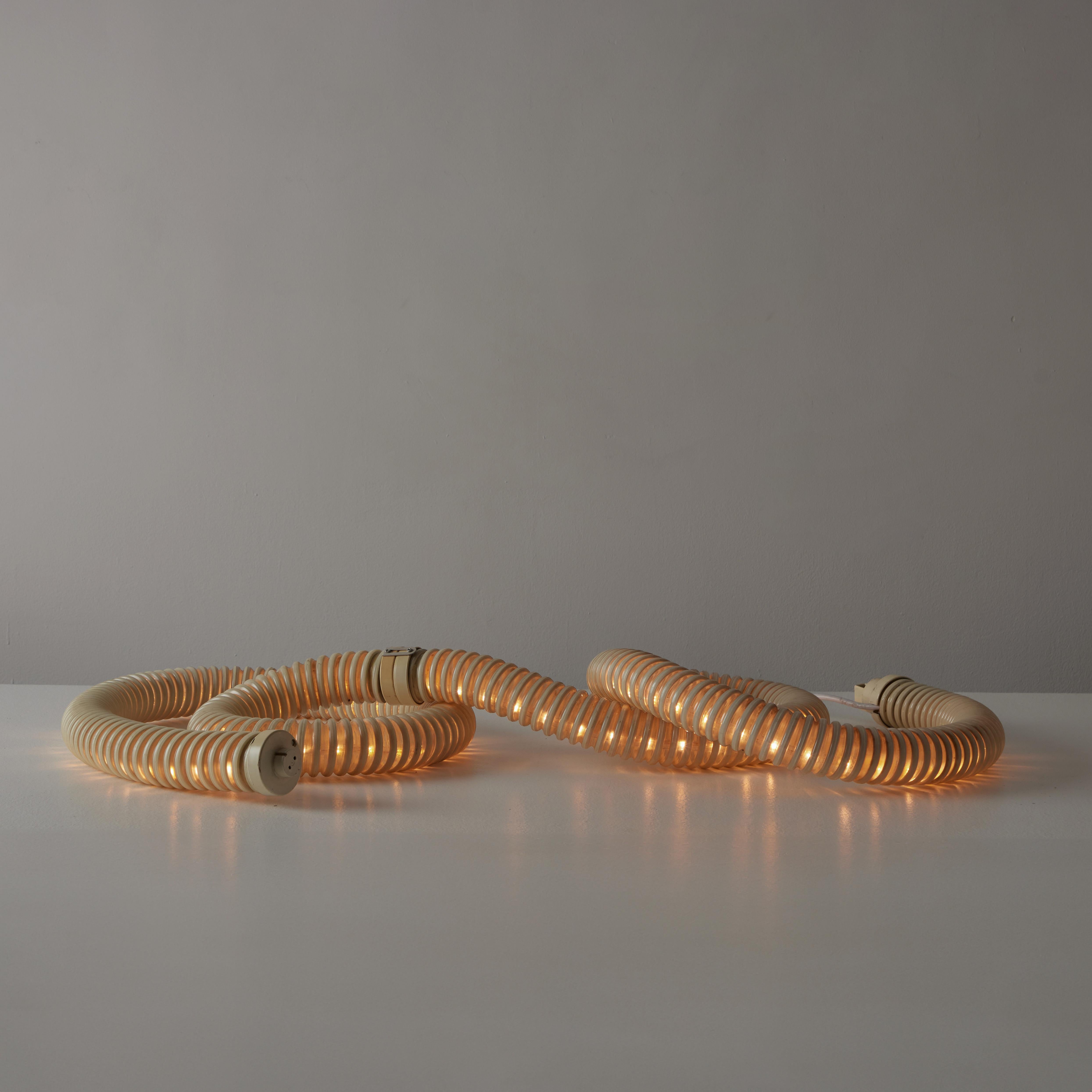 Lampe 'Boalum' de Livio Castiglioni et Gianfranco Frattini pour Artemide. Conçue et fabriquée dans les années 1970. Le boîtier en PVC spécial malléable blanc cassé et transparent est doté d'une bande lumineuse LED. La lampe en forme de serpent peut