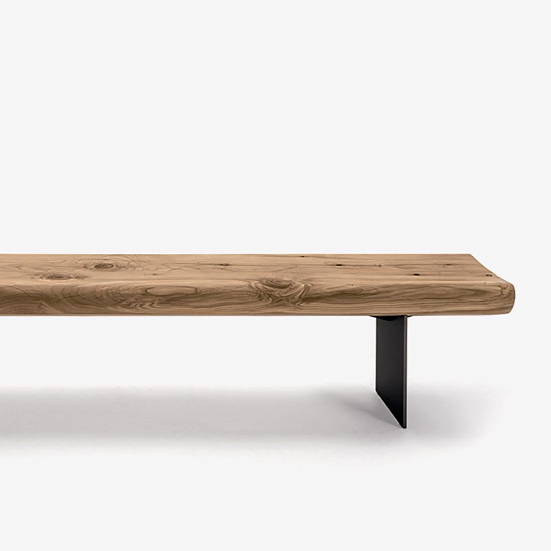 Bench board in handcrafted in solid
cedar wood, treated with natural pine
extracts wax. Feet in lacquered iron.
Solid cedar wood include movement, 
cracks and changes in wood conditions, 
this is the essential characteristic of natural 
solid cedar