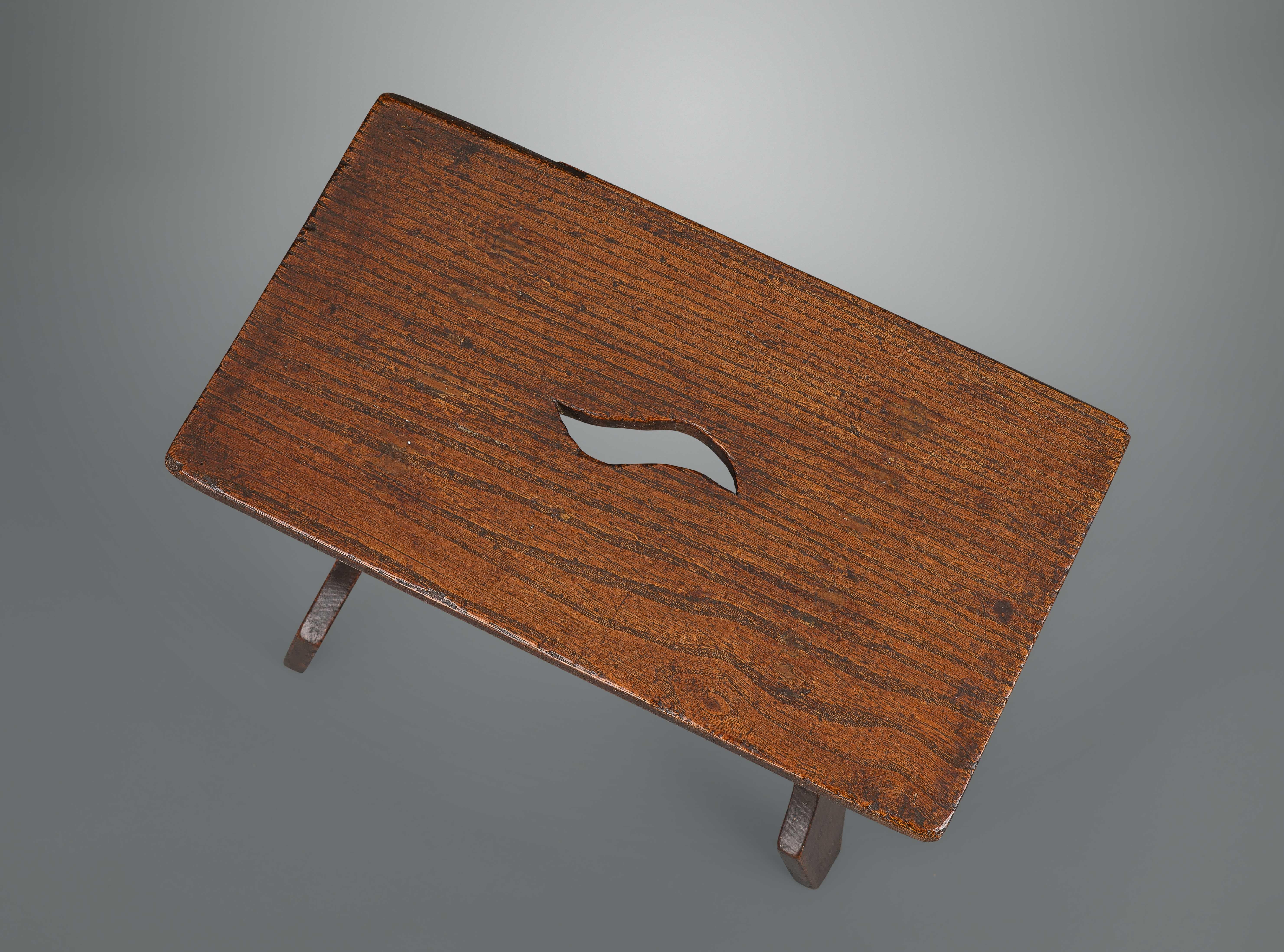 Similar to 190-103 but with the inclusion of an S-shaped cut-out to facilitate carrying.