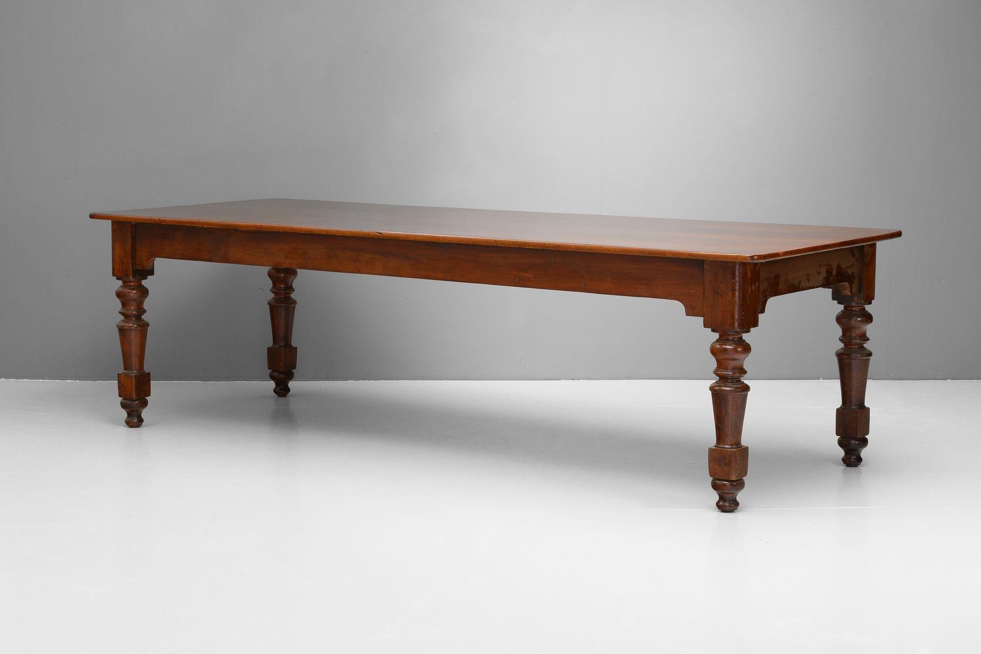 Mesa de juntas de caoba sobre patas torneadas. Alrededor de 1880

H 78cm (AH 63cm)x A 272cm x P 103cm