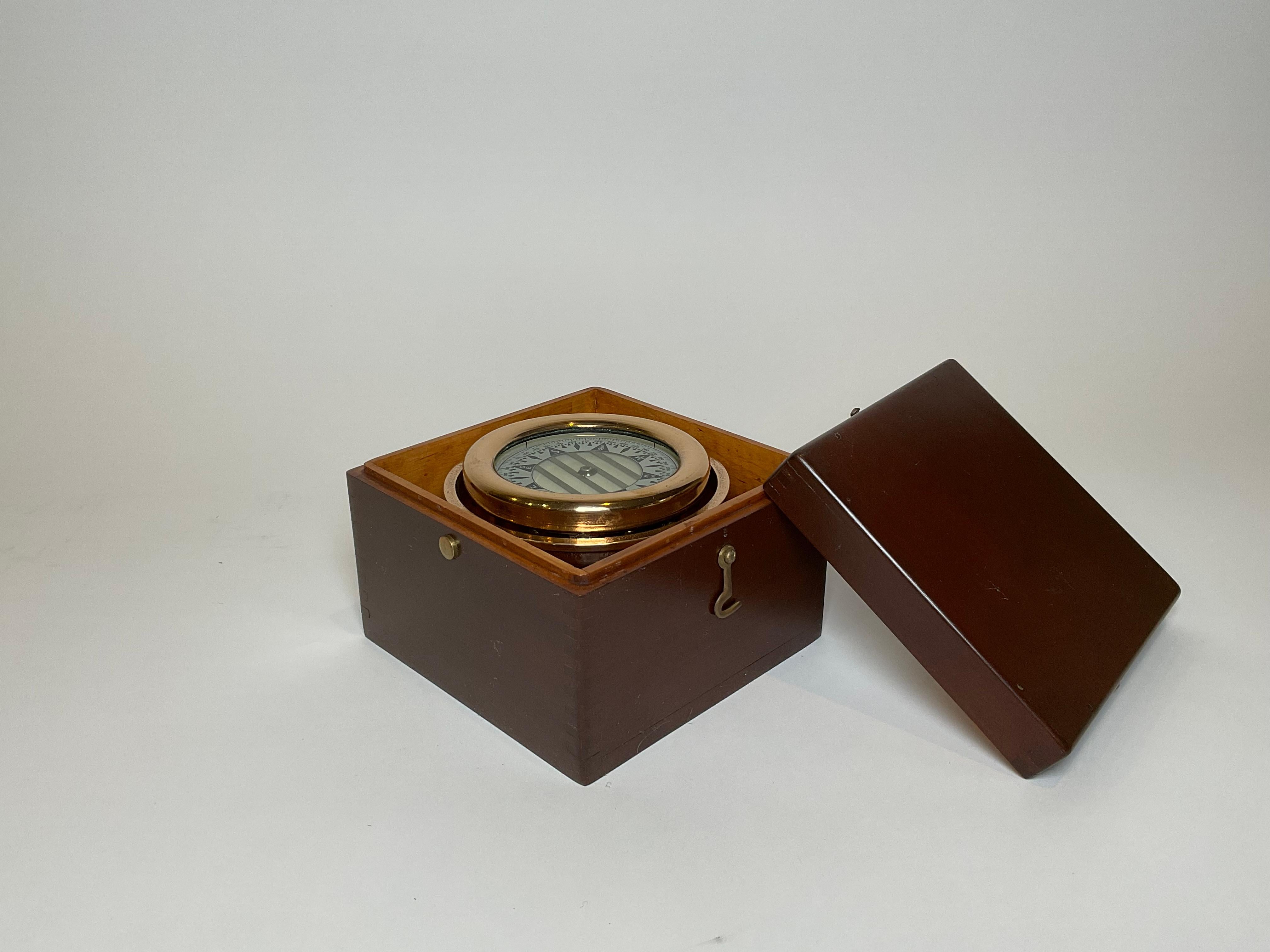Kardanischer Bootskompass in einer Mahagoni-Box (Messing) im Angebot