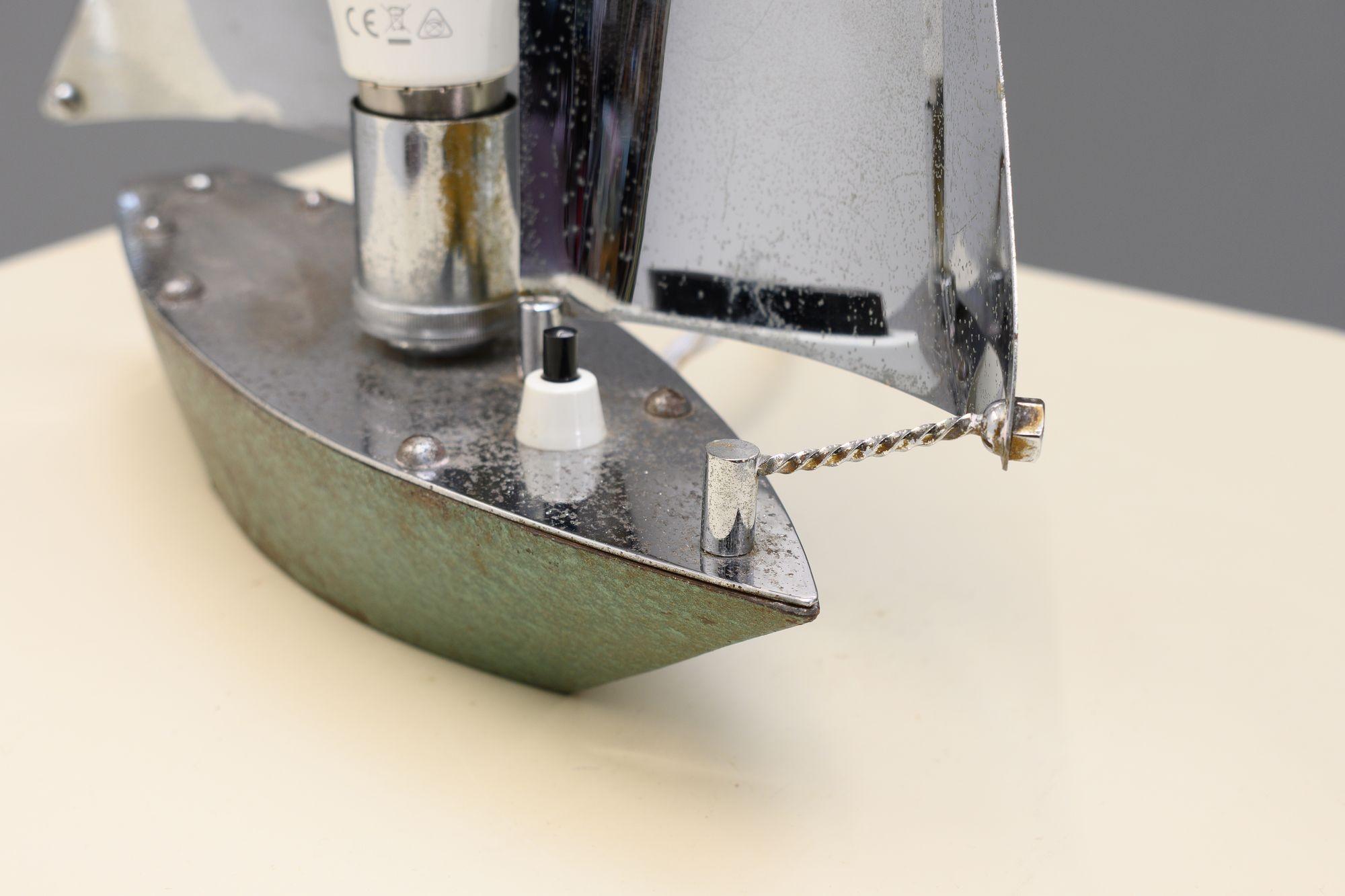 Boat model table lamp ( rewired ). Circa 1950
H 38cm x W 31cm x D 8cm