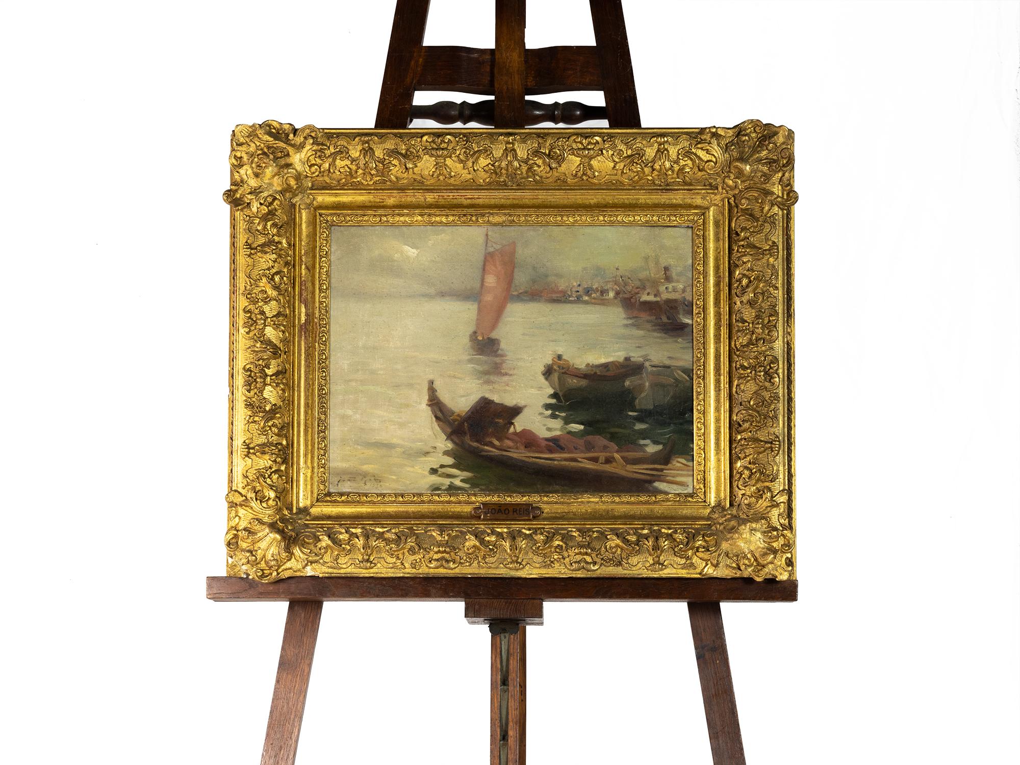 Gemälde eines Segelboots, umgeben von verankerten Booten.
Unterzeichnet von João Reis.


João Reis - Lissabon, Portugal, 15. Februar 1899, Sohn von Carlos Reis, dessen Schüler er an der Lissabonner Schule der Schönen Künste war, gehörte zu der