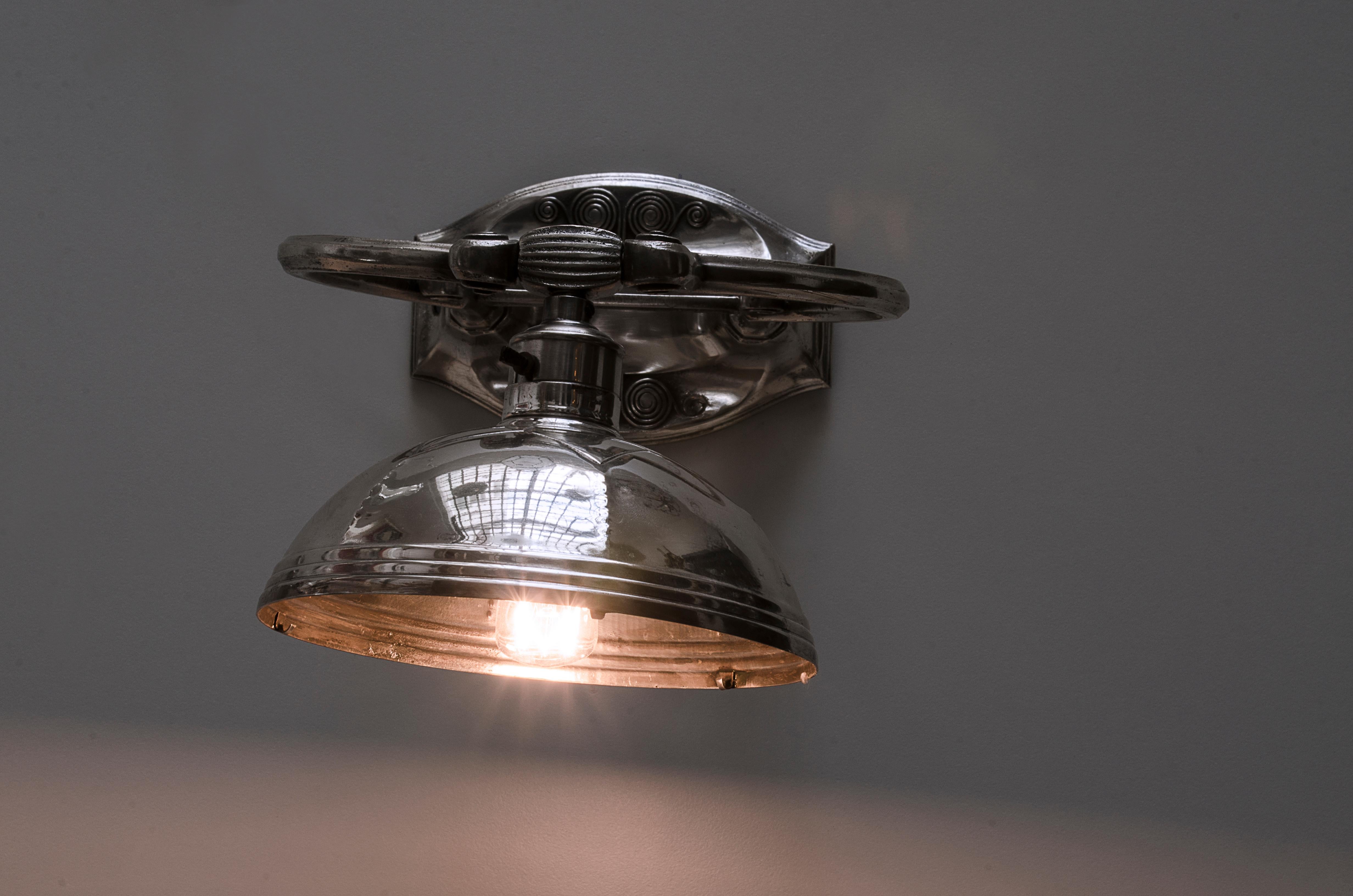 Pair of movable boat wall lights, made of silver-plated bronze and original switch. Manufactured by the Orivit house (1894-1905), which was bought by the Württembergische Metalware Fabrik factory (1853 to the present)

Sealed Orivit AOG, numbered