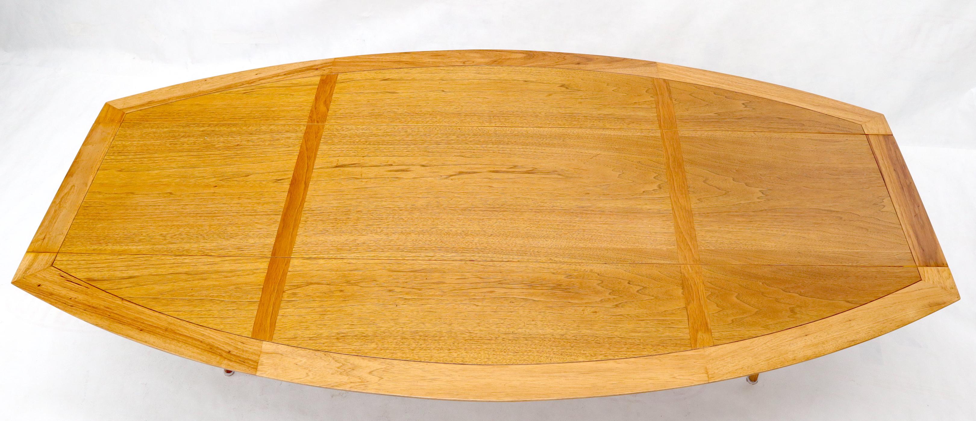20th Century Boat Shape Large Drop Leaf Expandable Coffee Table For Sale