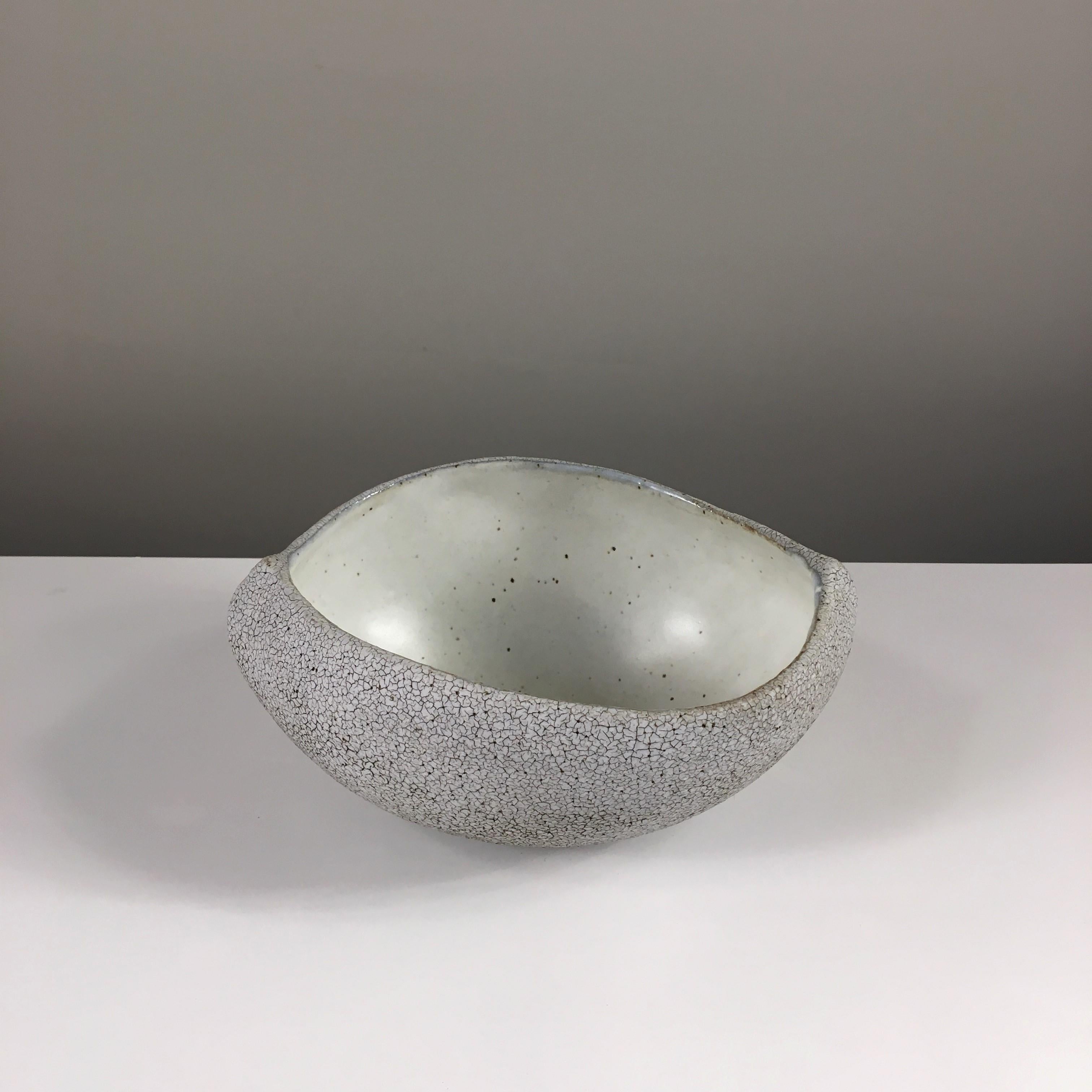 Américain Bol en forme de bateau avec glaçure intérieure gris clair de Yumiko Kuga en vente