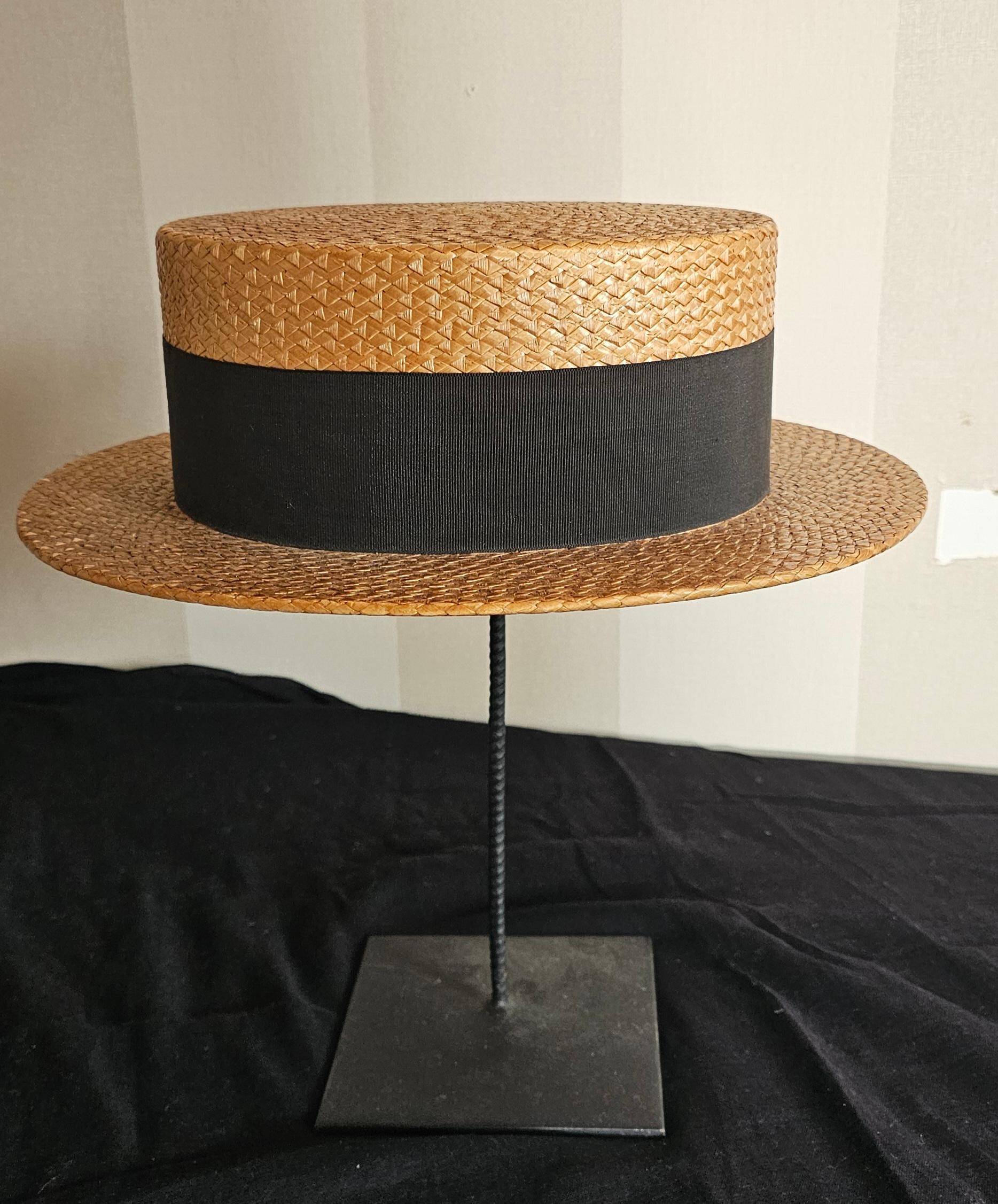 Il s'agit d'un bel exemple de chapeau de paille anglais traditionnel. Tissé par la société Falcon dans les années 1930 et en très bon état, sans marques ni réparations . La taille du chapeau est de 6 1/2 . Traditionnellement porté par la fraternité