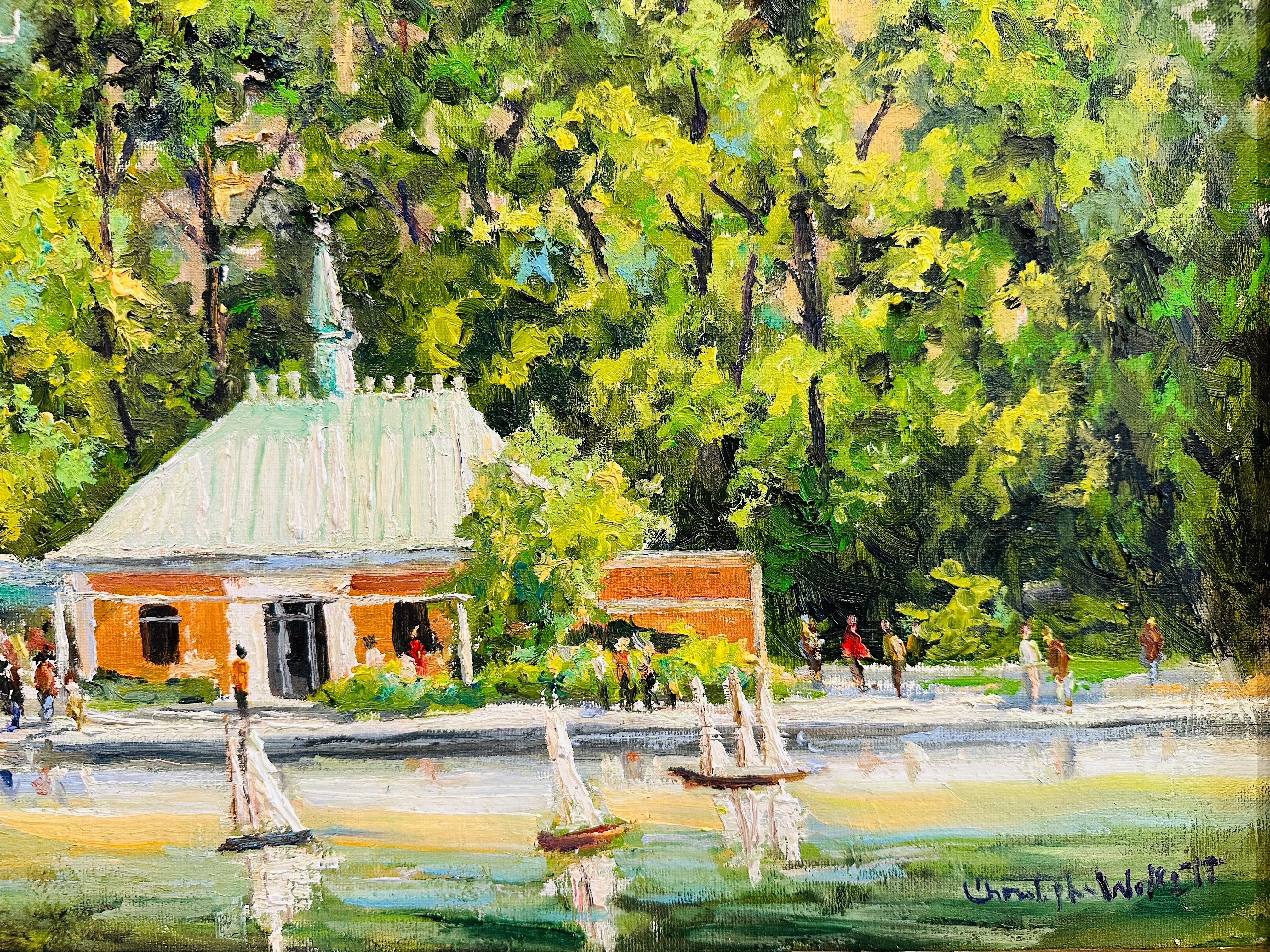 Escena impresionista del apacible Central Park Boathouse de Nueva York que representa árboles en plena floración con peatones y veleros disfrutando de un día de ocio. Los pájaros vuelan por encima del paisaje urbano mientras el cobertizo para botes