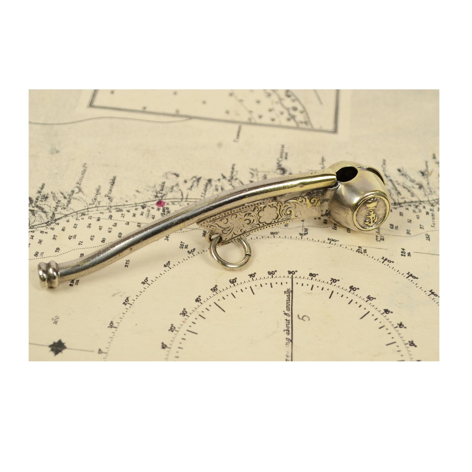 Boatswain whistle of chromed brass, English manufacture, early 1900s, still surmounted by a crown on the sides. Measures: Length 10.5 cm, width 2 cm, height 2 cm. Good condition, tin soldering signs.
  