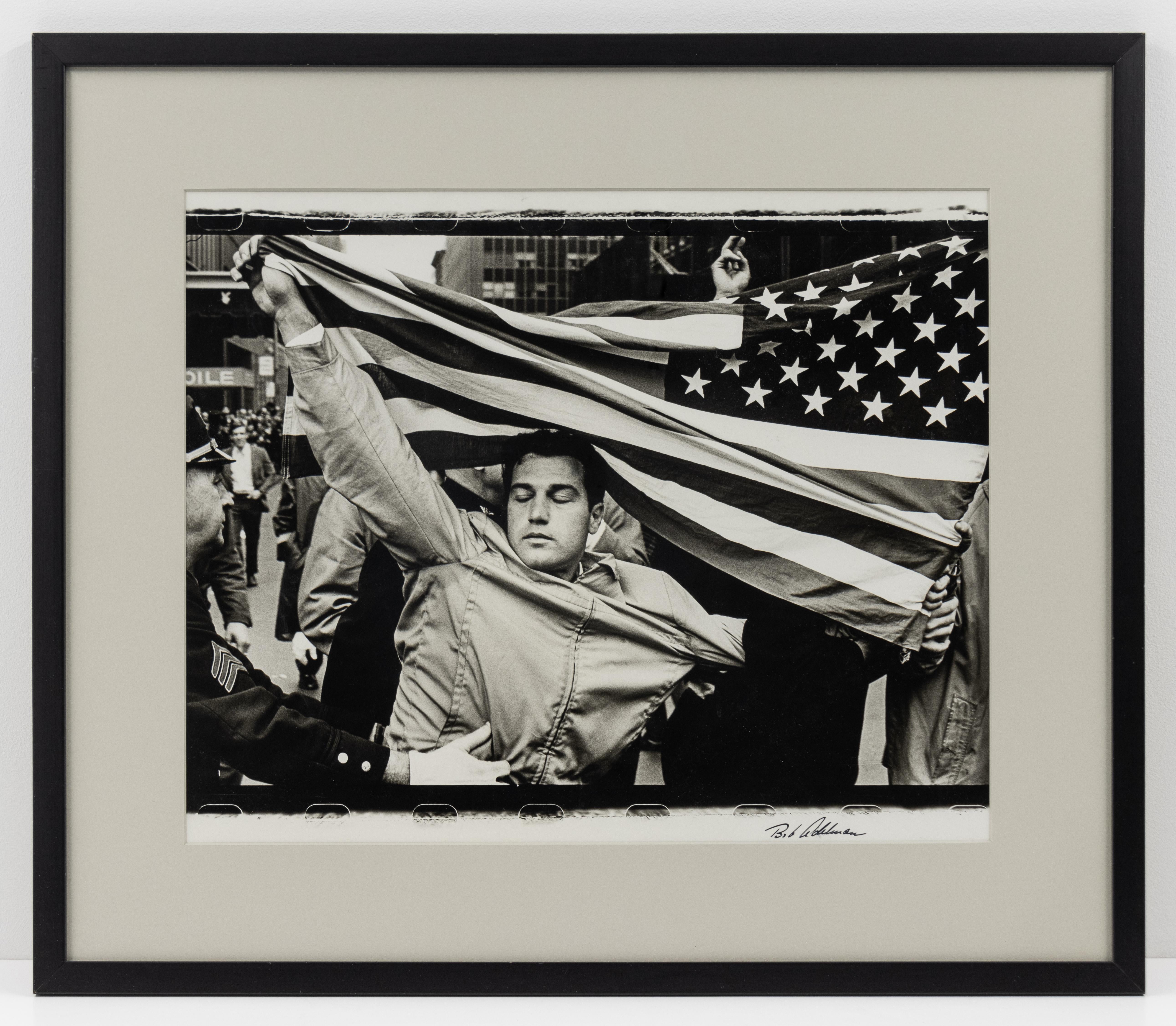 Pro-Vietnam-Kriegs- Demonstrator auf Antikriegs-Demonstration in New York City. (Zeitgenössisch), Photograph, von Bob Adelman