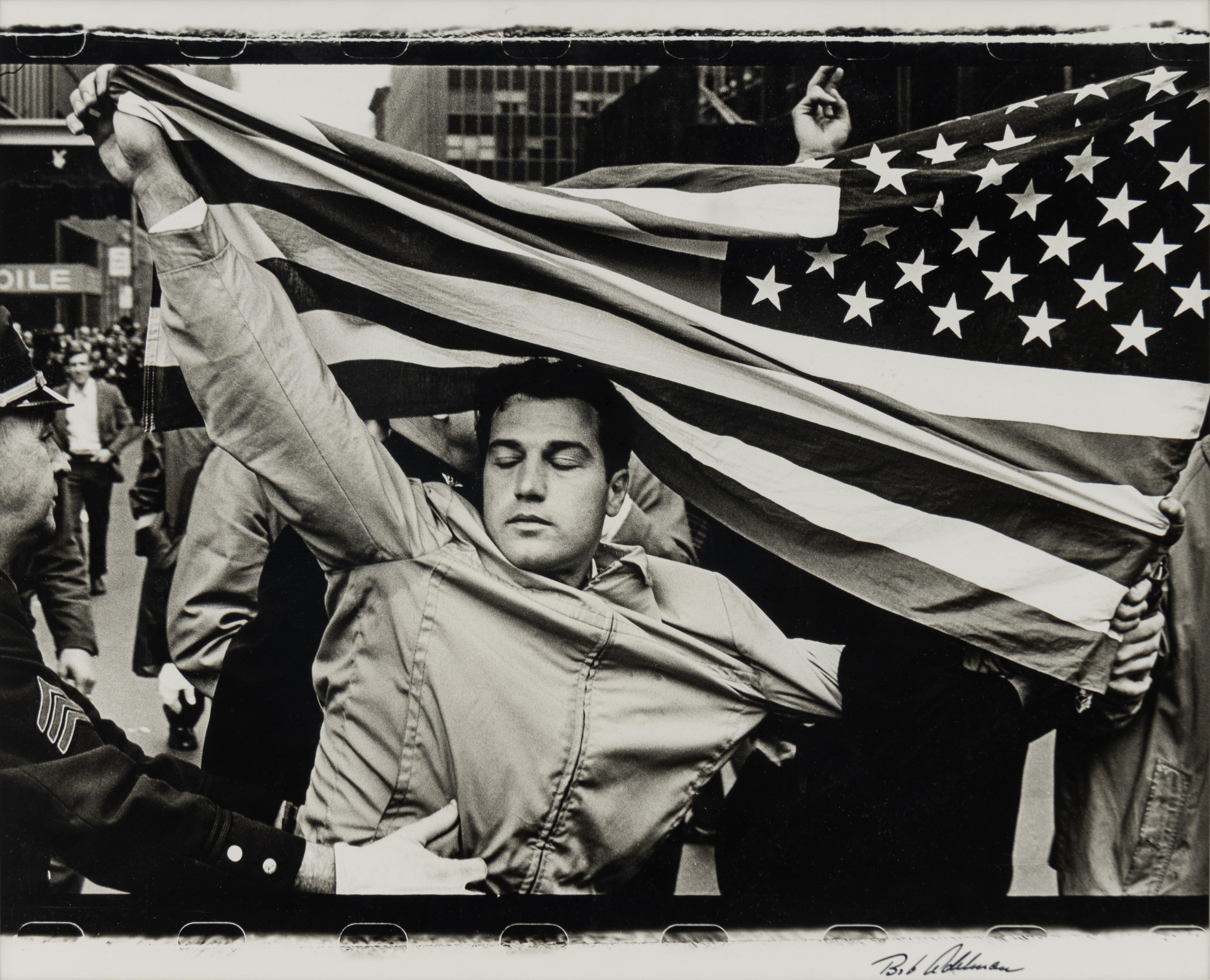 Pro-Vietnam-Kriegs- Demonstrator auf Antikriegs-Demonstration in New York City. – Photograph von Bob Adelman