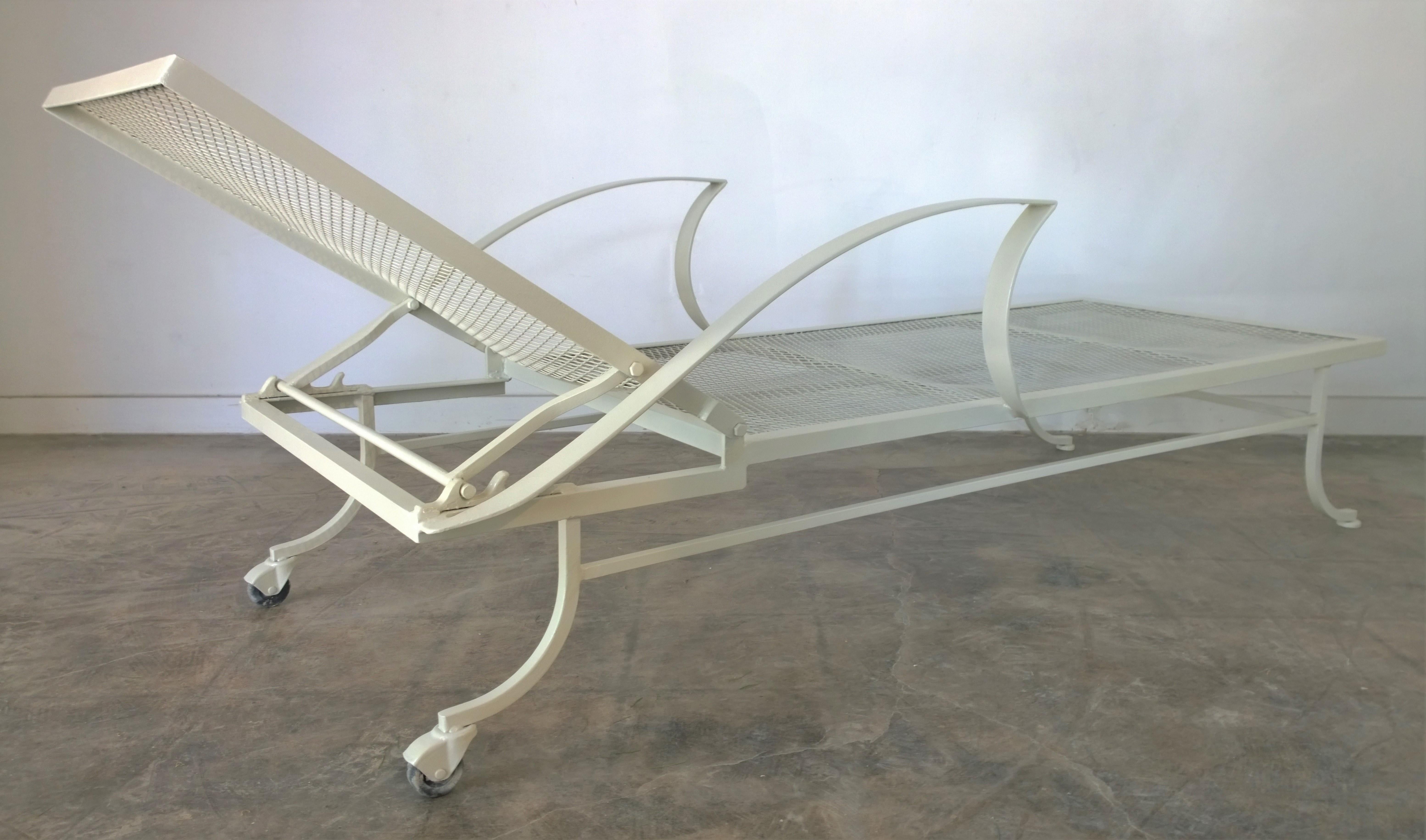 Bob Anderson Newly Enameled Off-White Wrought Iron Patio / Garden Chaise Lounge im Angebot 4