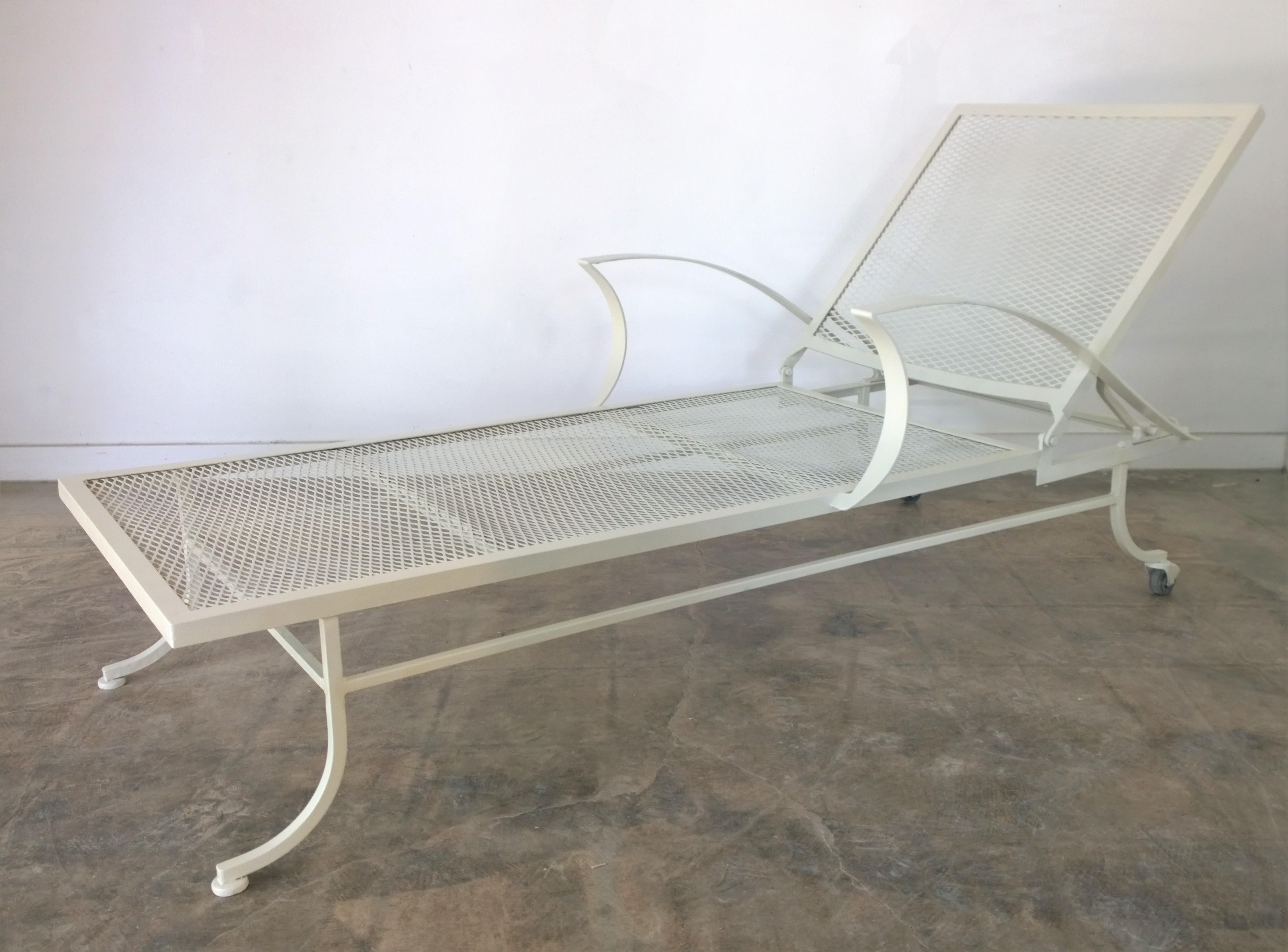 Bob Anderson Newly Enameled Off-White Wrought Iron Patio / Garden Chaise Lounge (Postmoderne) im Angebot