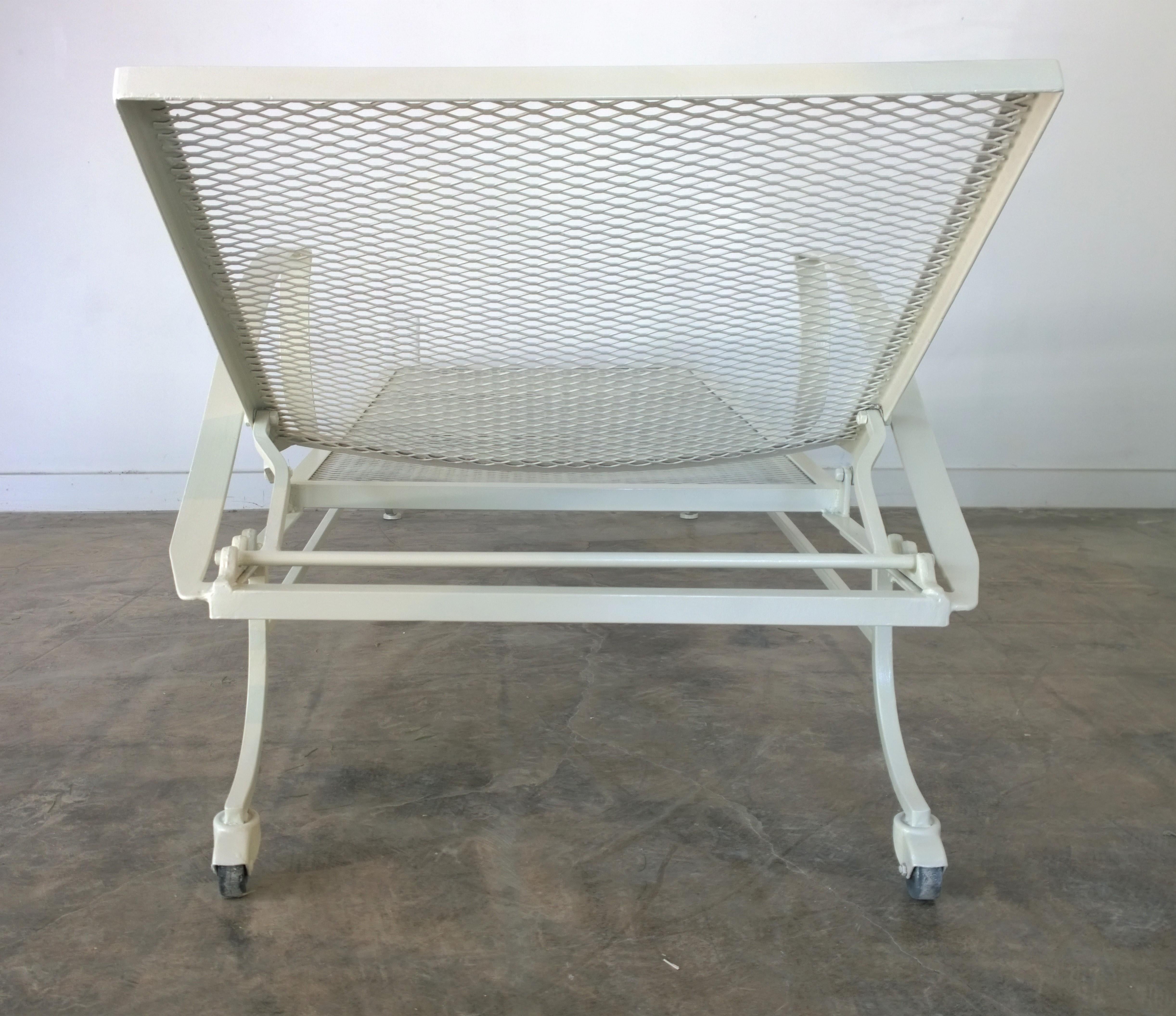 Bob Anderson Newly Enameled Off-White Wrought Iron Patio / Garden Chaise Lounge In Good Condition For Sale In Houston, TX