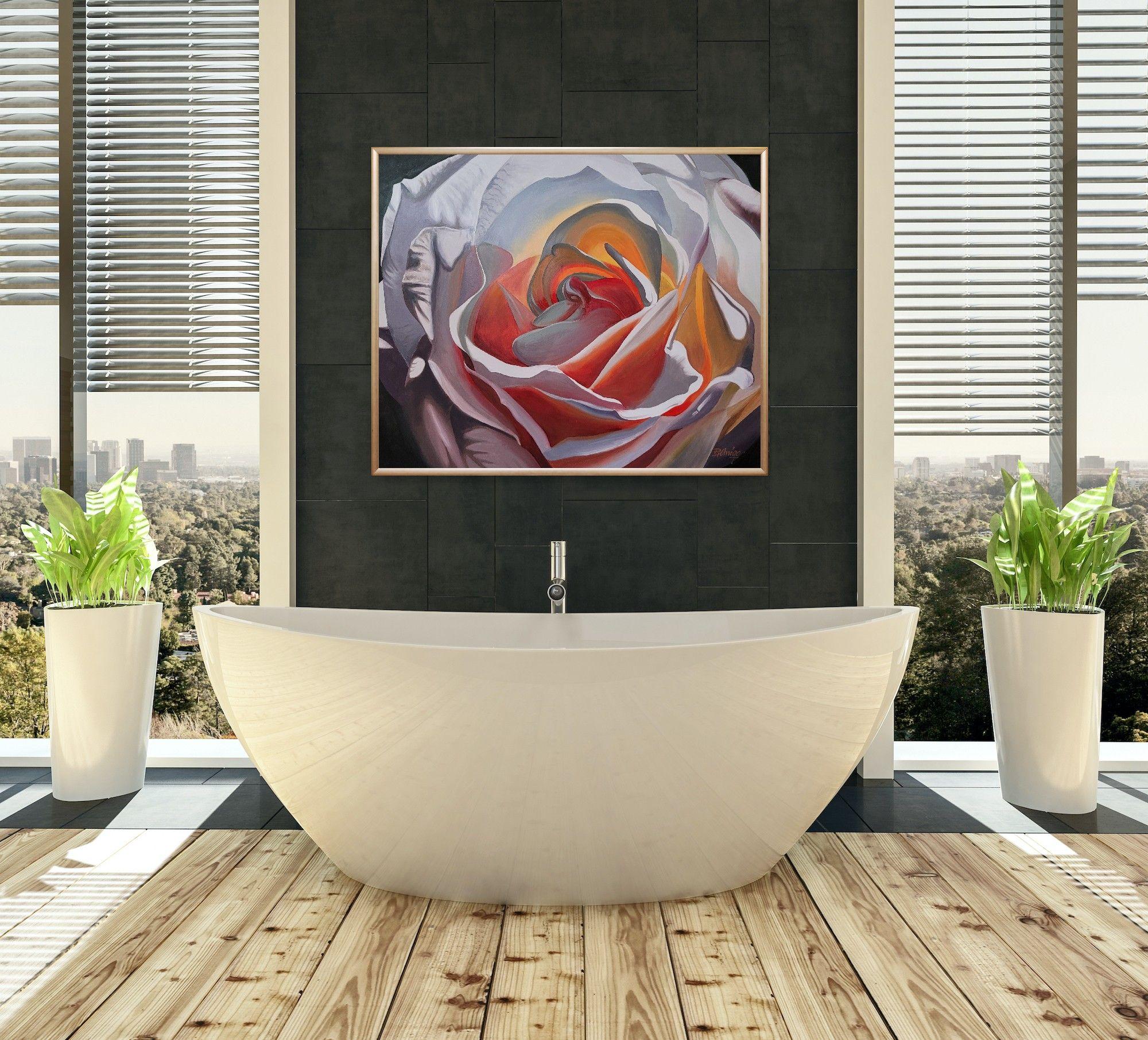 Die prachtvolle Entfaltung einer Rose in voller Blüte. Diese Rose wurde von der Sonne angestrahlt und das Licht der Sonne spiegelt sich in den Falten der Blütenblätter wider. Die Blume strahlt eine Wärme aus, die Ihrem Raum Licht und ein Gefühl der