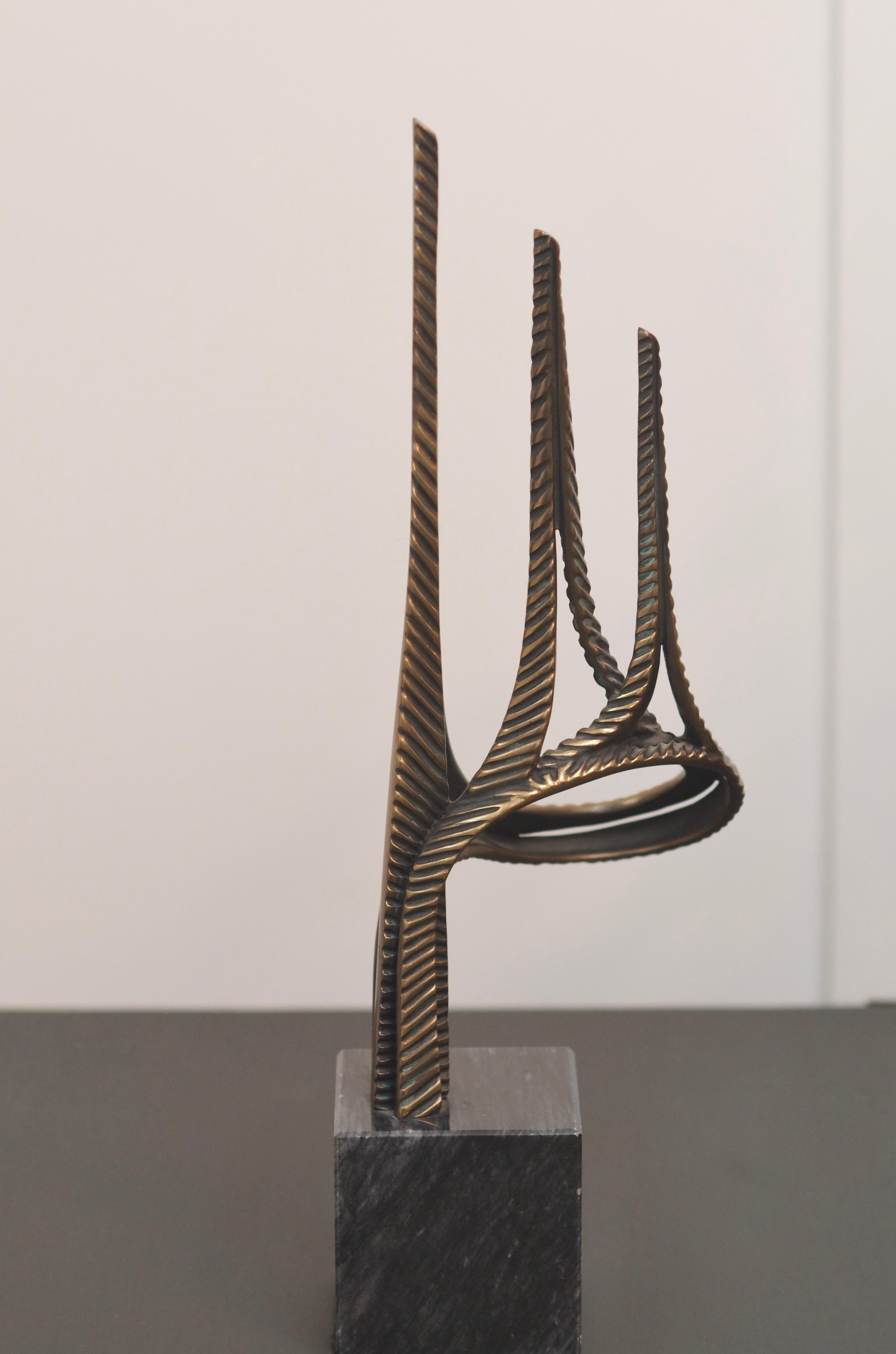 A stunning abstract bronze sculpture inspired by the Golden Gate Bridge in San Francisco on a black marble cube base by California artist, Bob Bennett. Bob (Robert) M. Bennett (California, 1928-2003). This signed cast bronze sculpture is a beautiful