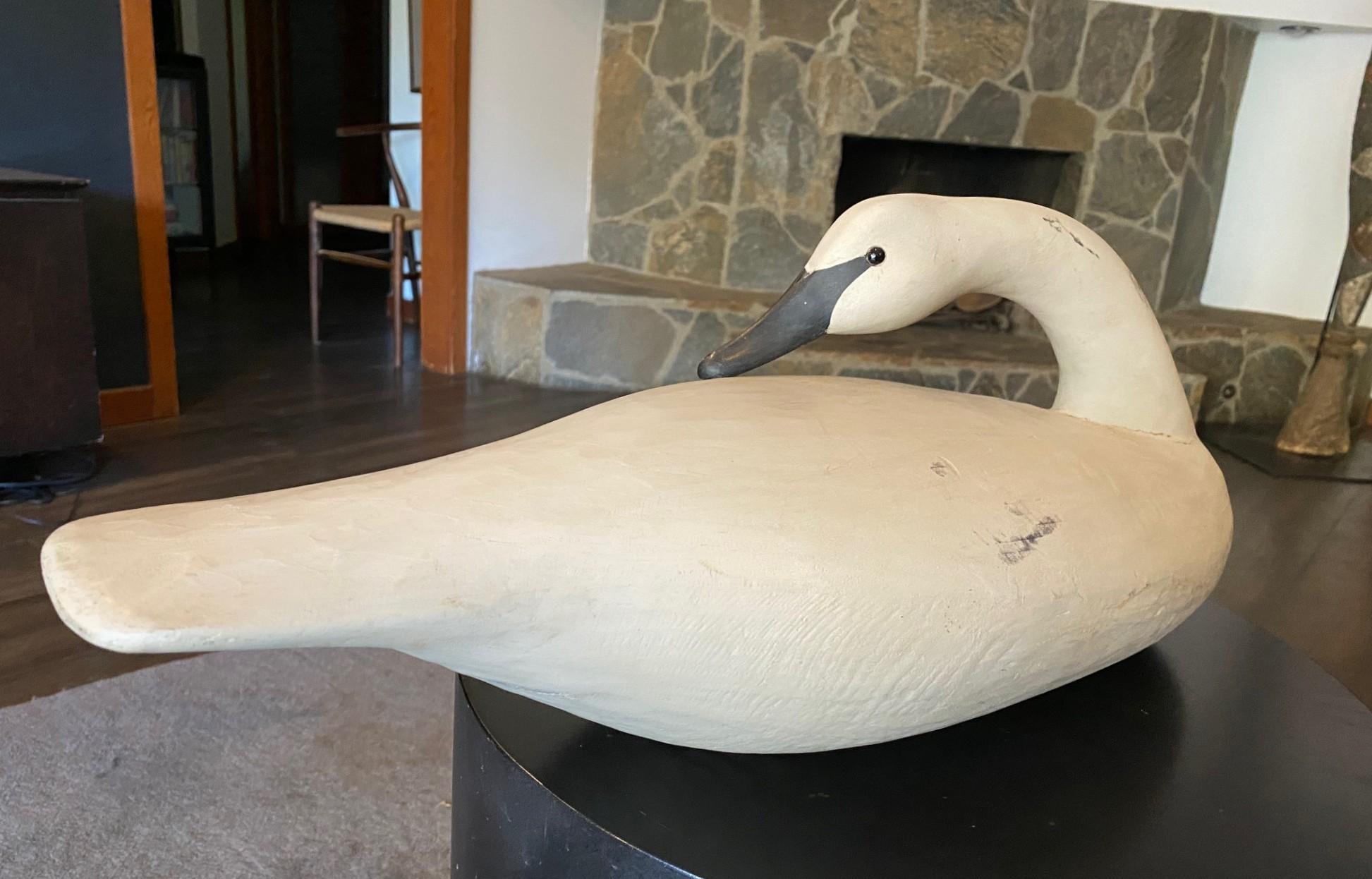 Bob Biddle Signed Vintage American Large Hand Carved Wood Swan Decoy Sculpture im Angebot 2