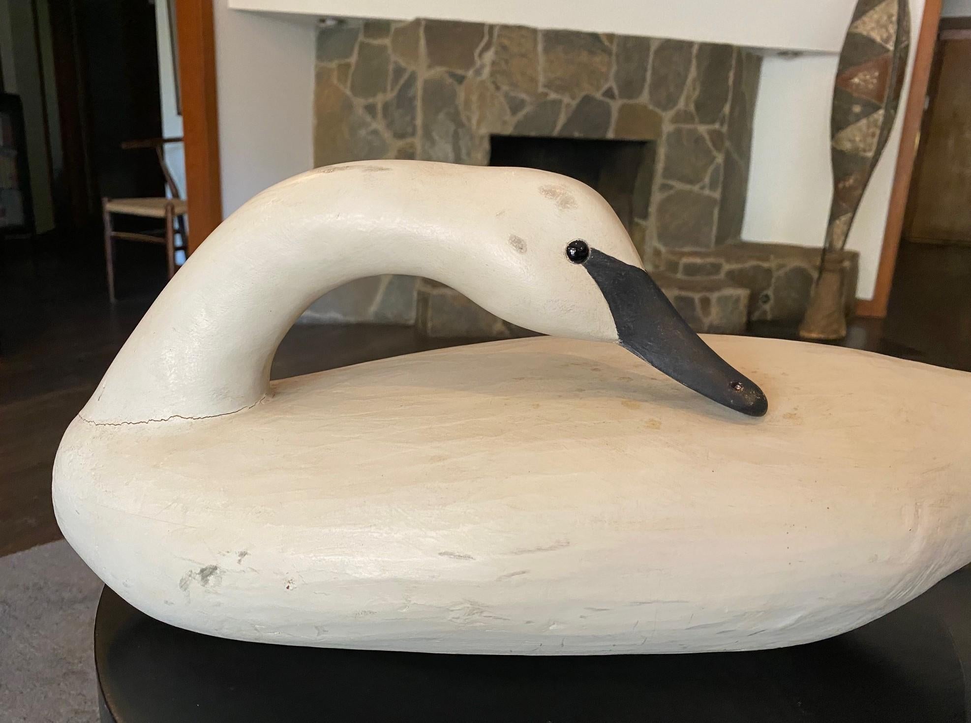 Bob Biddle Signed Vintage American Large Hand Carved Wood Swan Decoy Sculpture (Volkskunst) im Angebot